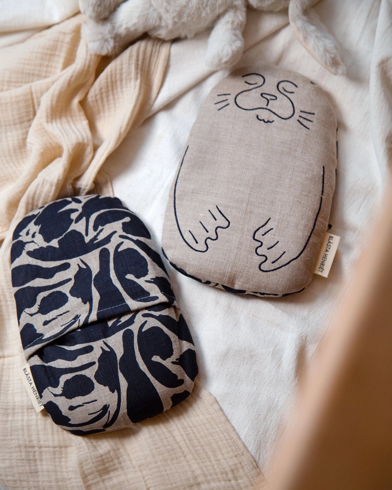 Blästa Henriët Linen Wheat & Lavender Bag Friend in embroidered Sal the seal design seen both front and reverse