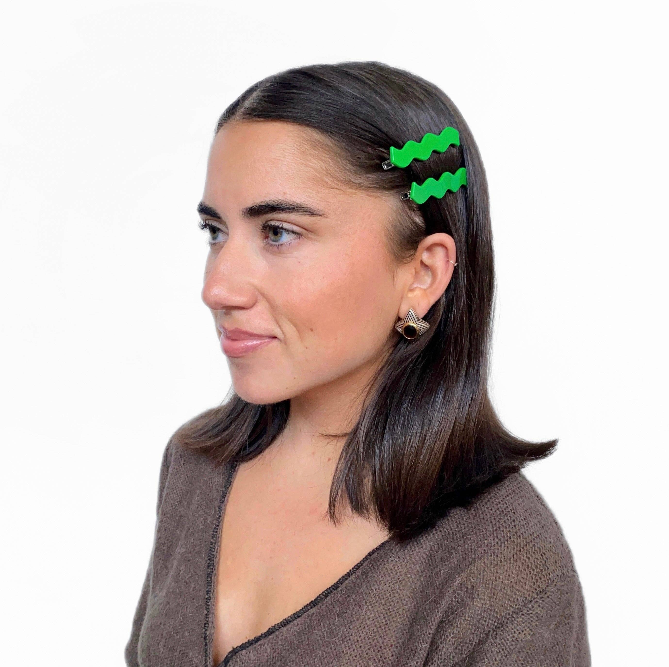 CHUNKS Allie Clips Set of 2 in Wavy Kelly Green being worn by a model with dark brown hair