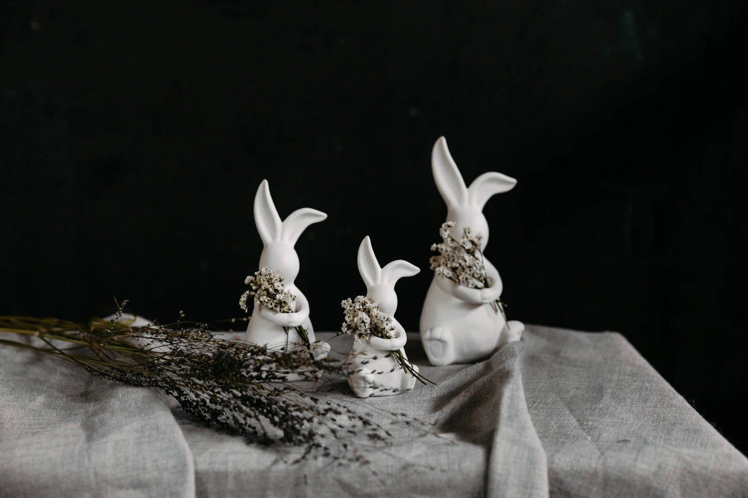 Storefactory 'Elias' Ceramic Bunny with Open Arms in Matte White | Lifestory