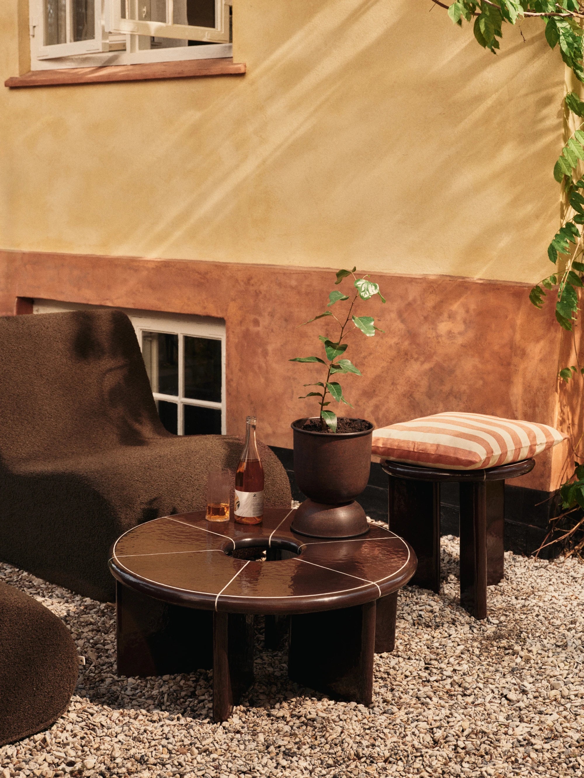 Ferm Living Hourglass Plant Pot Medium in Rust - Lifestory