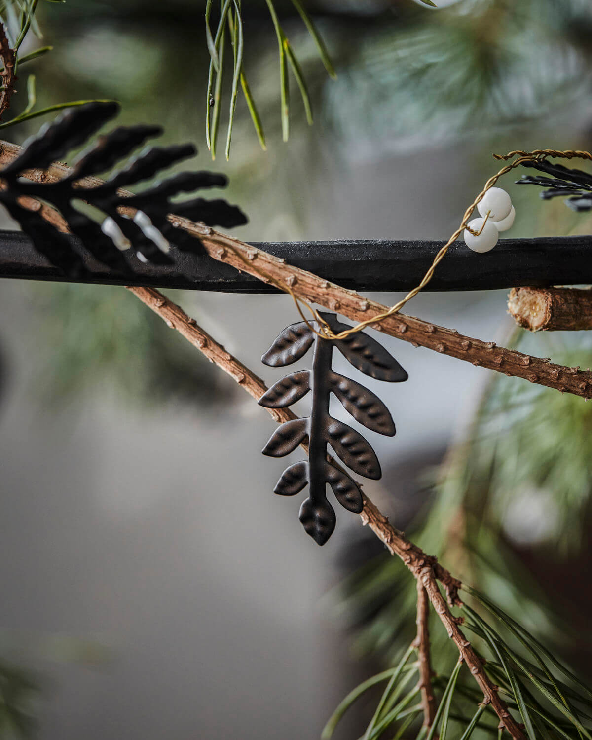 Leaf Garland | Black & White | Iron, Brass & Wood | by House Doctor - Lifestory