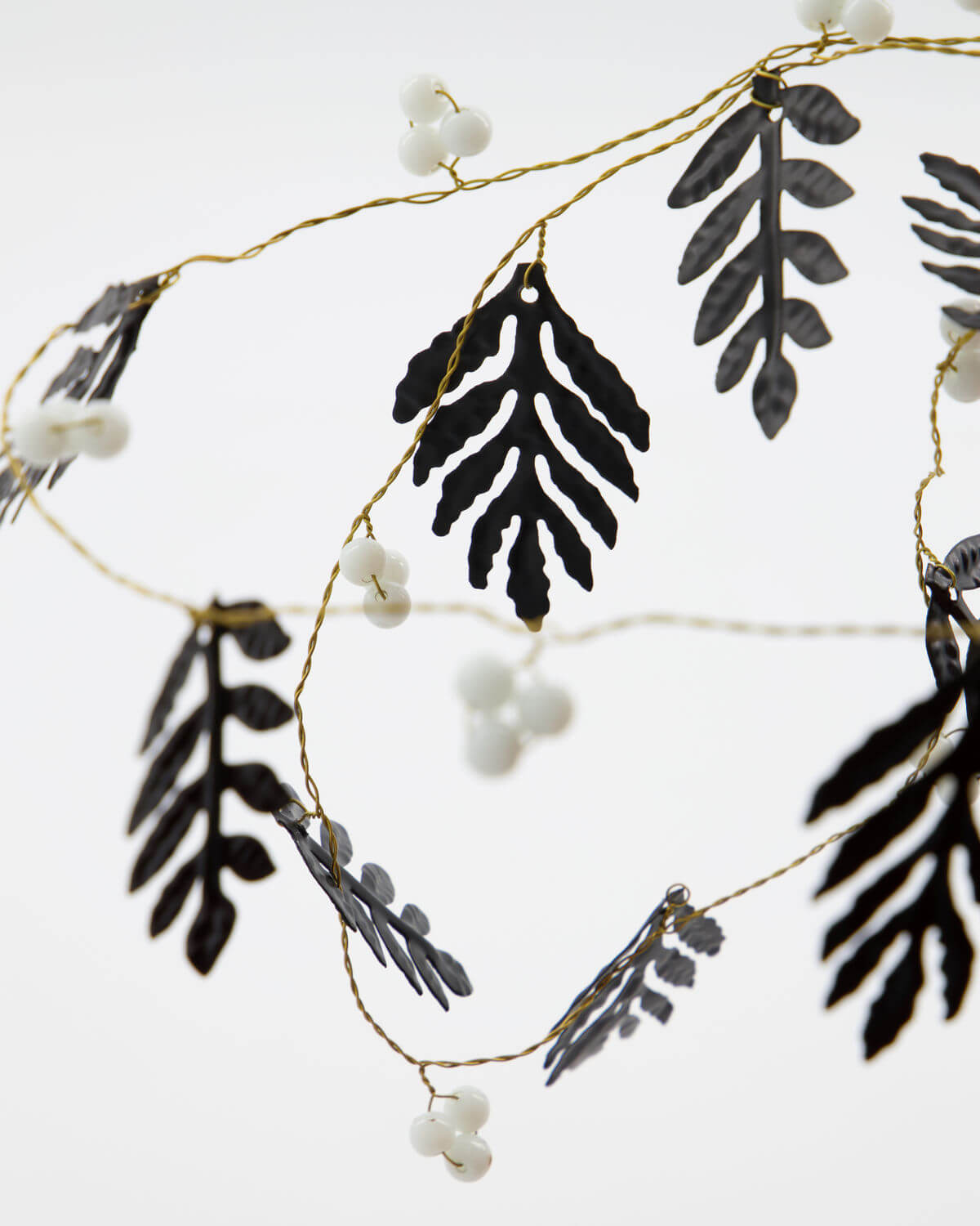Leaf Garland | Black & White | Iron, Brass & Wood | by House Doctor - Lifestory
