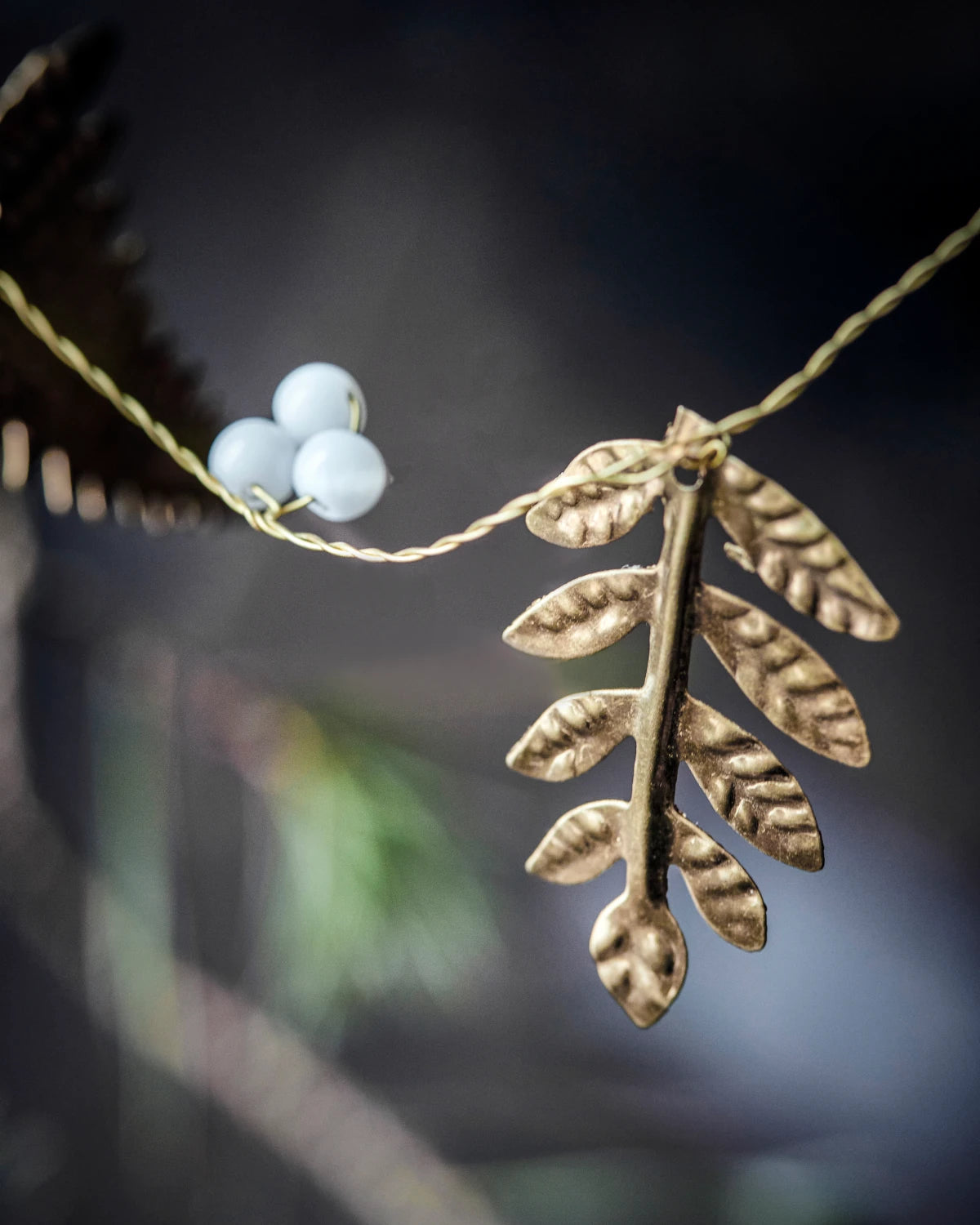 House Doctor Leaf Garland in Golden & White (150cm) - Lifestory