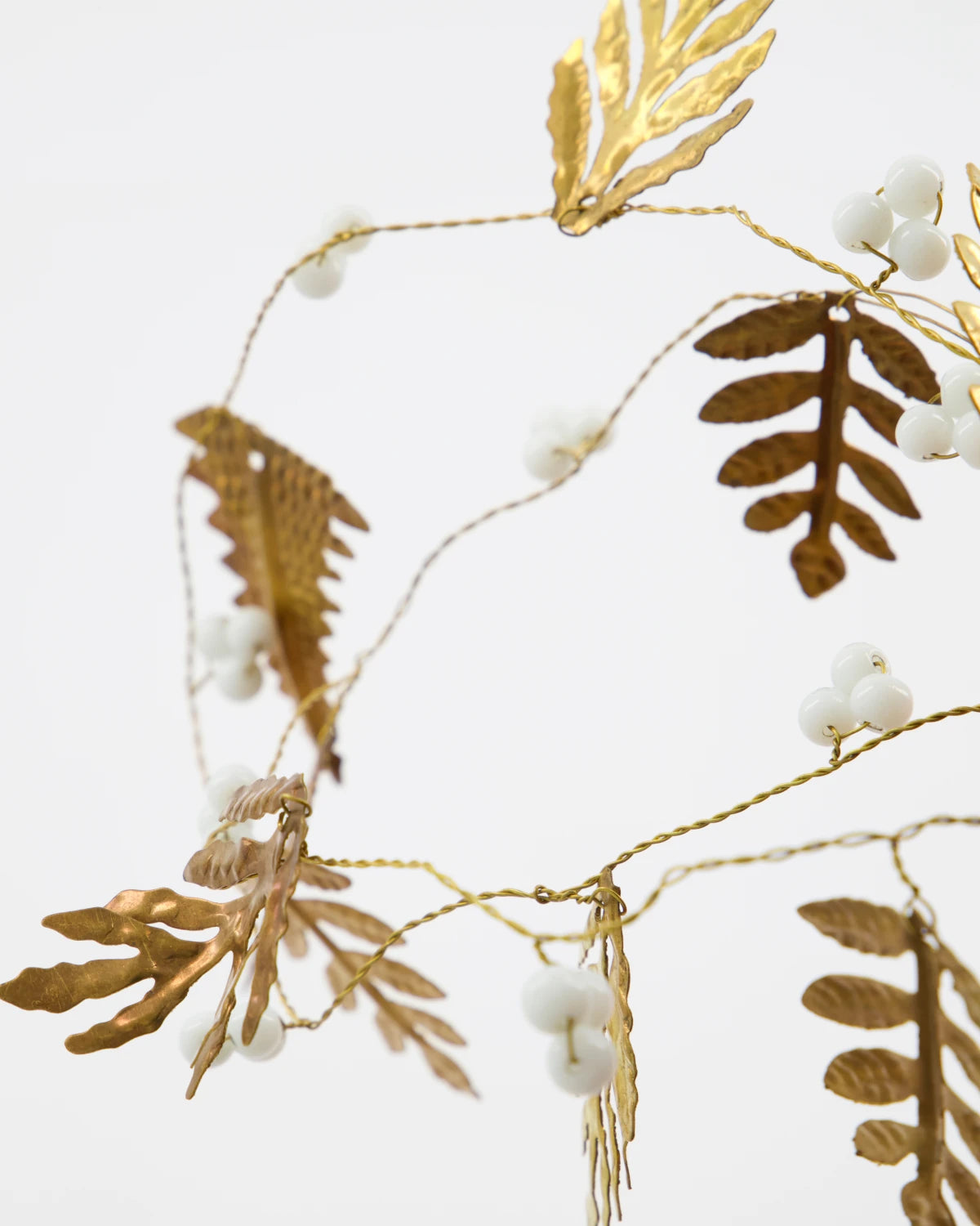 House Doctor Leaf Garland in Golden & White (150cm) - Lifestory
