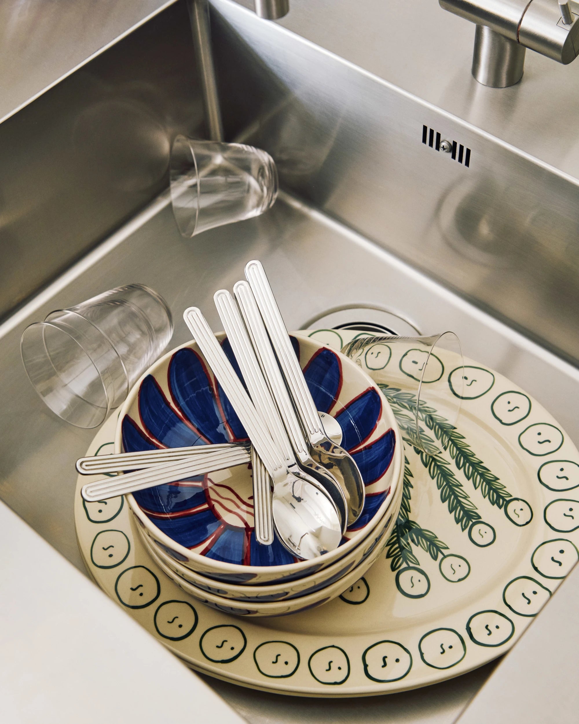 La Pittura Olive Grove serving platter and 12cm Deep Blue Flower bowls in the sink ready to be washed up
