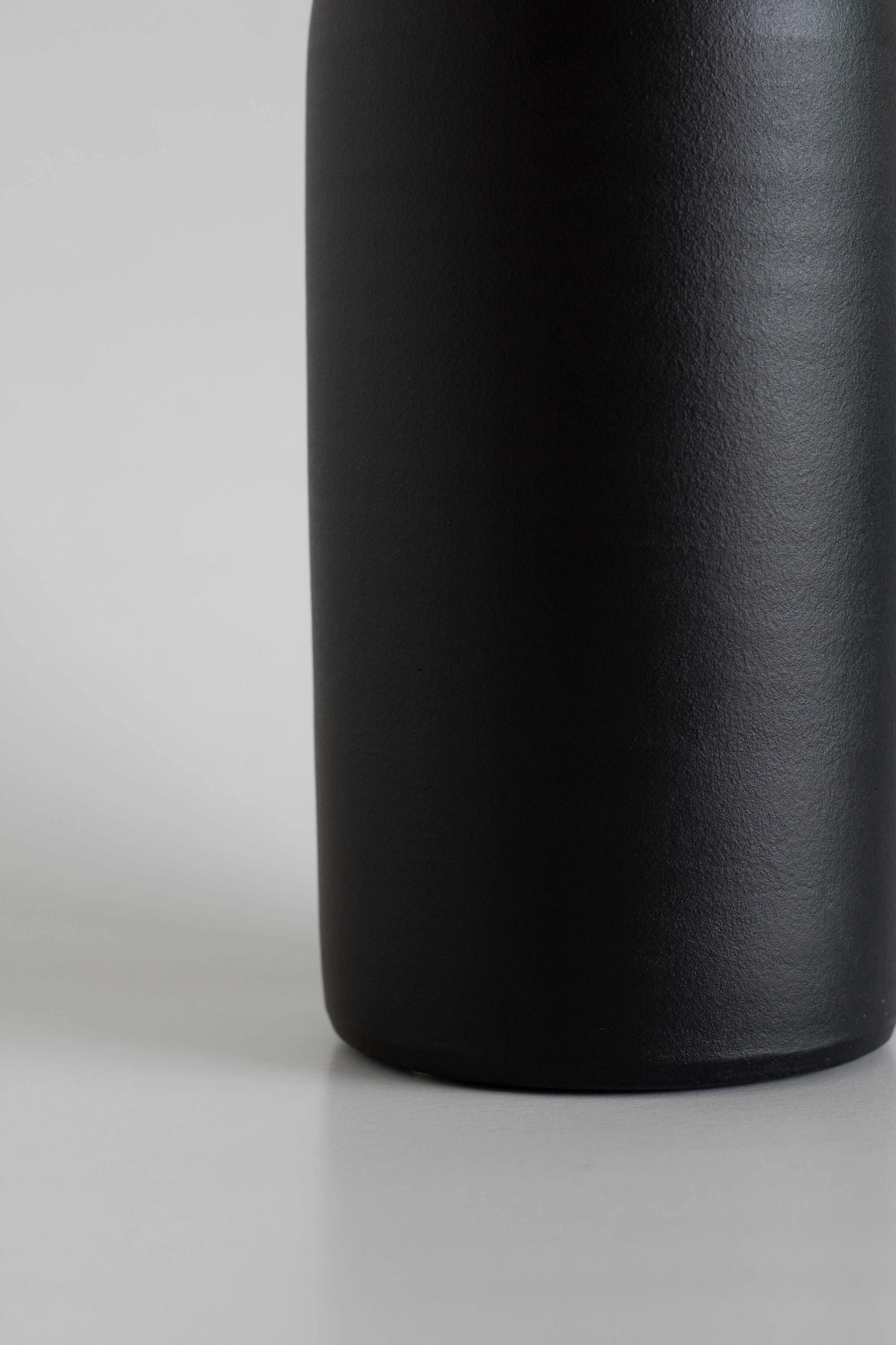 The Island Collection 01 Vase | Black | Handmade Earthenware | by O Cactuu - Lifestory - O Cactuu