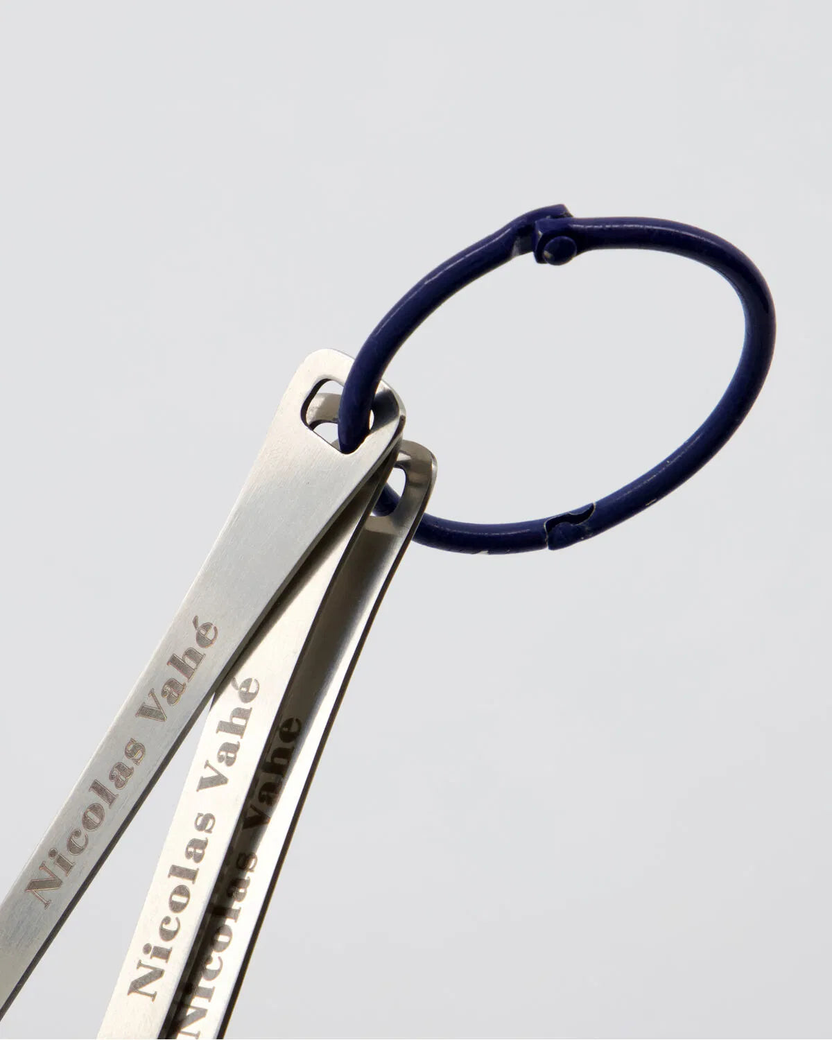 A close up view of the blue connecting ring of a set of three measuring cups