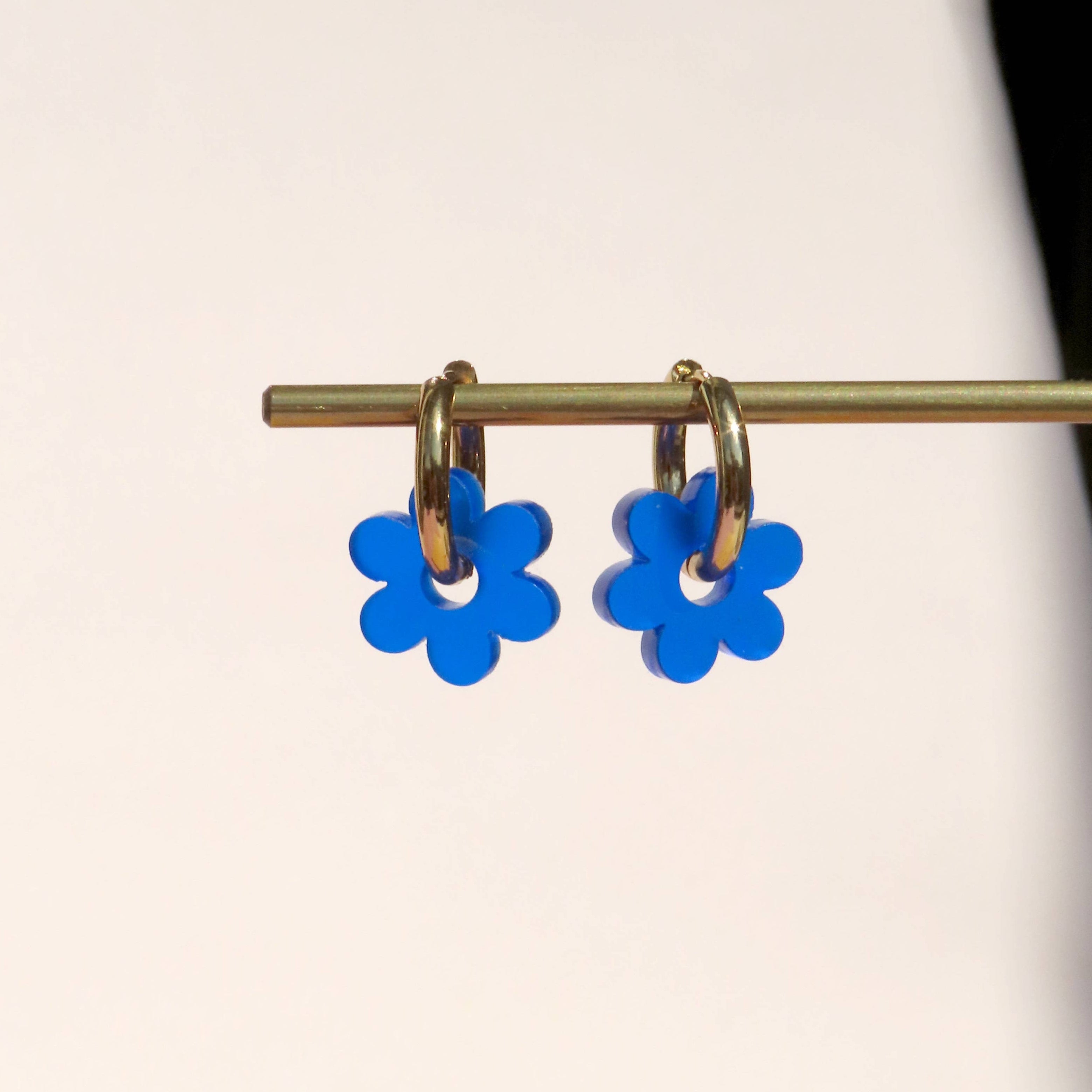 Niemalsmehrohne Flower Hoop Earrings in Acrylic - Lifestory