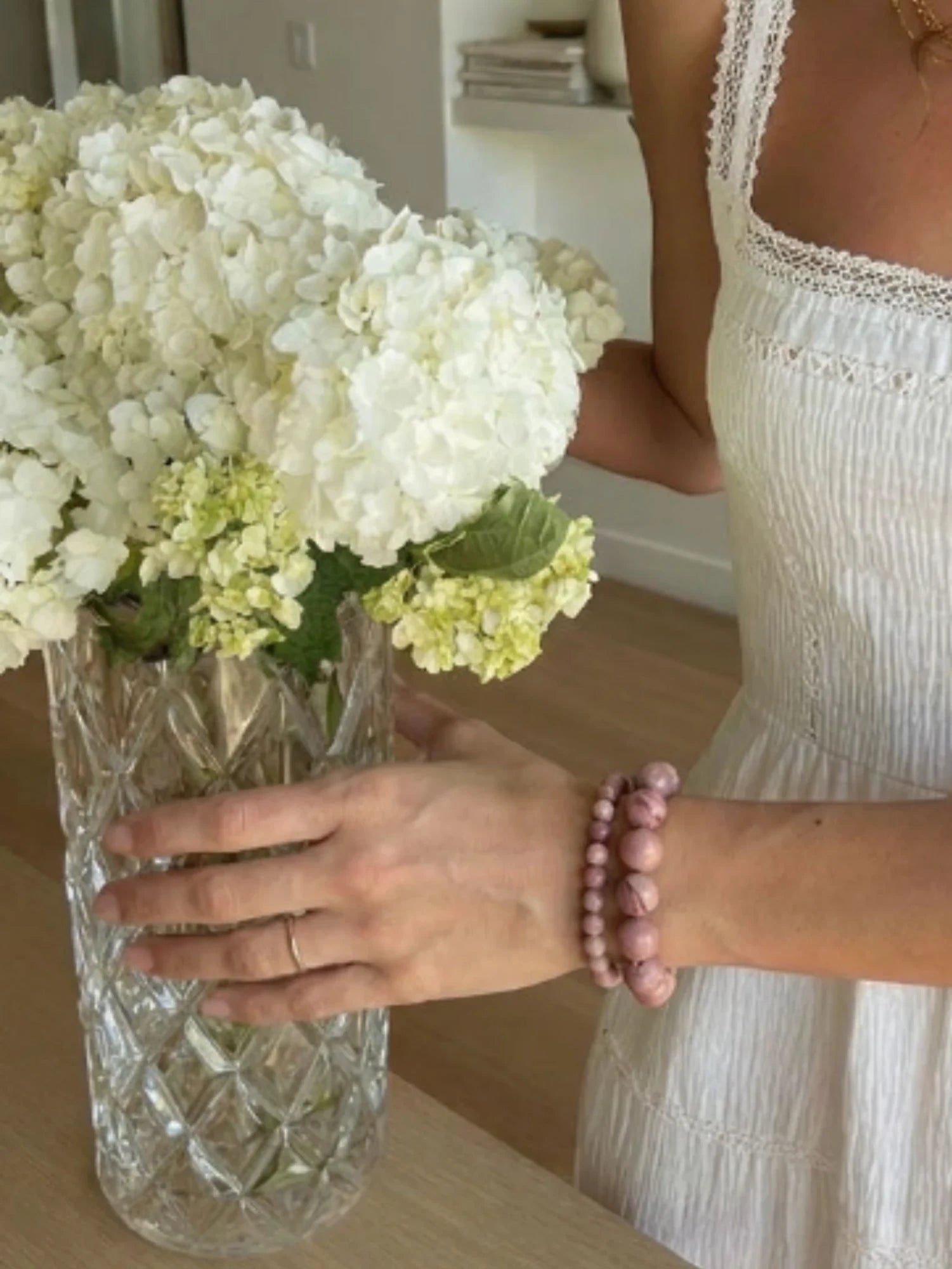 Woman wearing Soï Copenhagen chunky Rhodonite crystal stretch bracelet