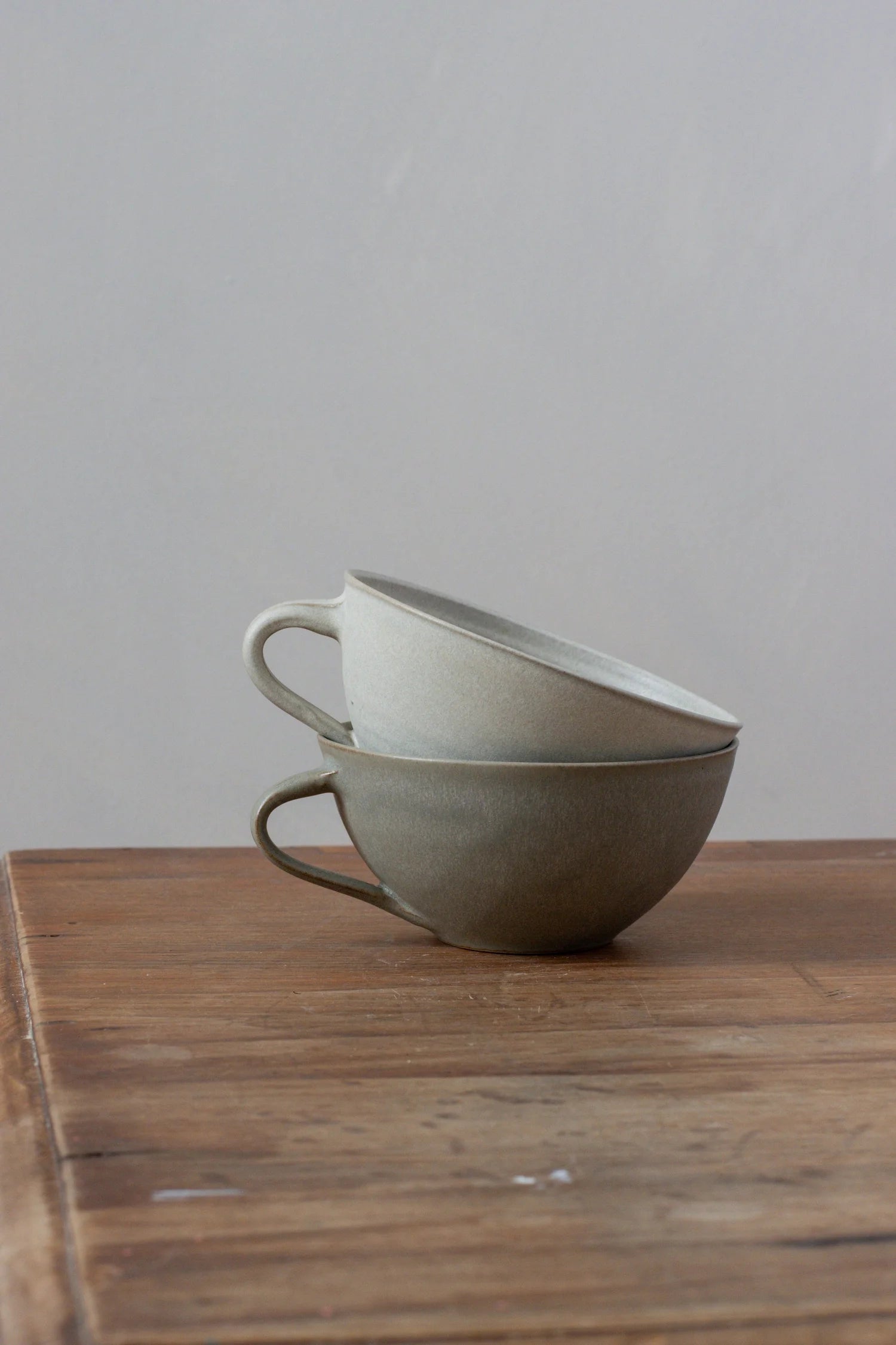 Curved Cup | Feather Grey | by Borja Moronta