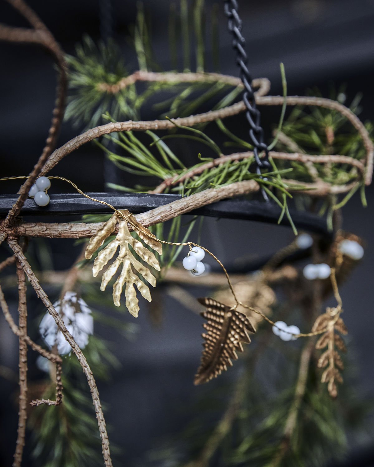 Leaf Garland | Golden & White | Brass & Wood | by House Doctor - Lifestory