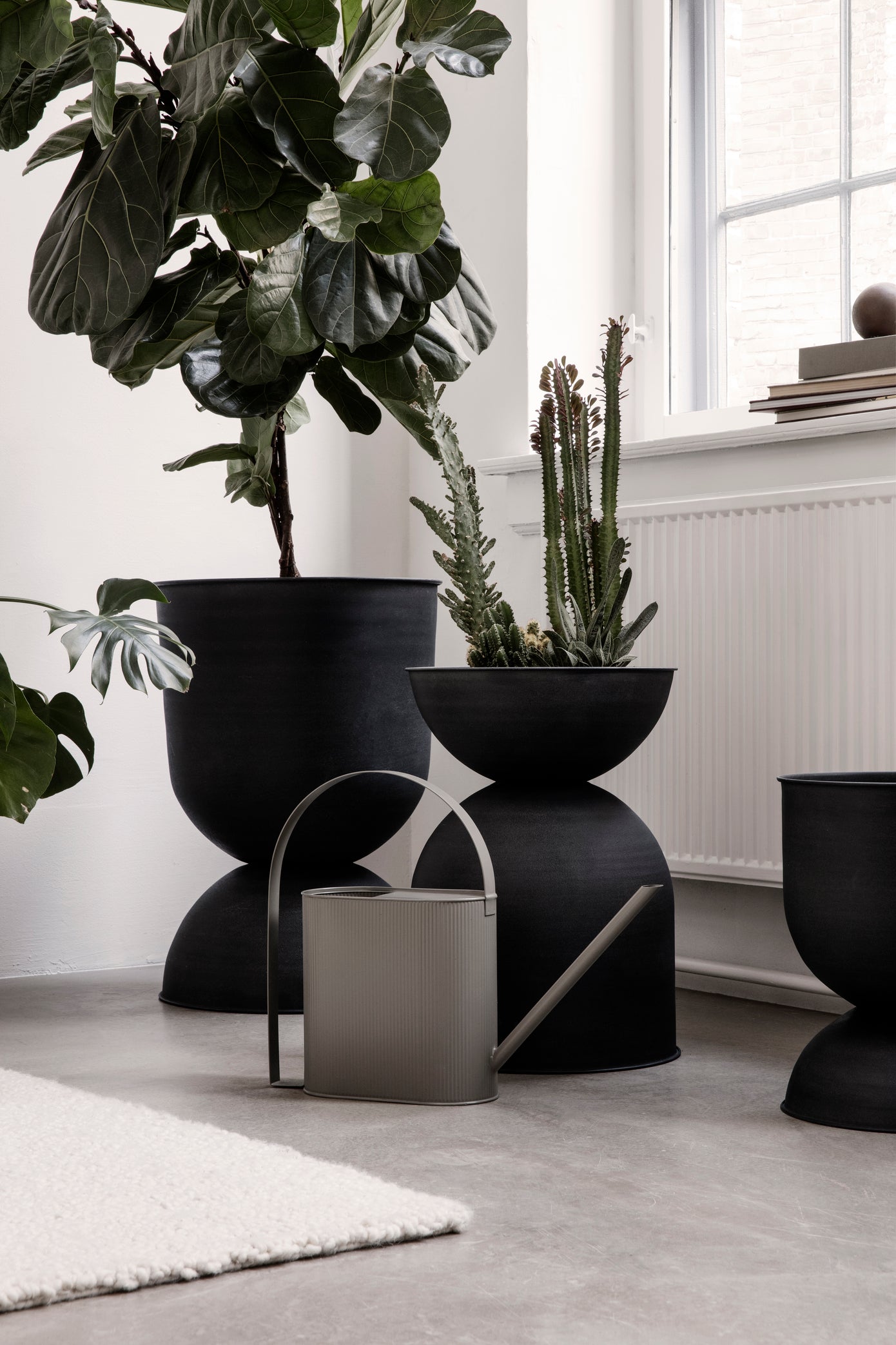 Hourglass Plant Pot | Small | Black | by ferm Living - Lifestory