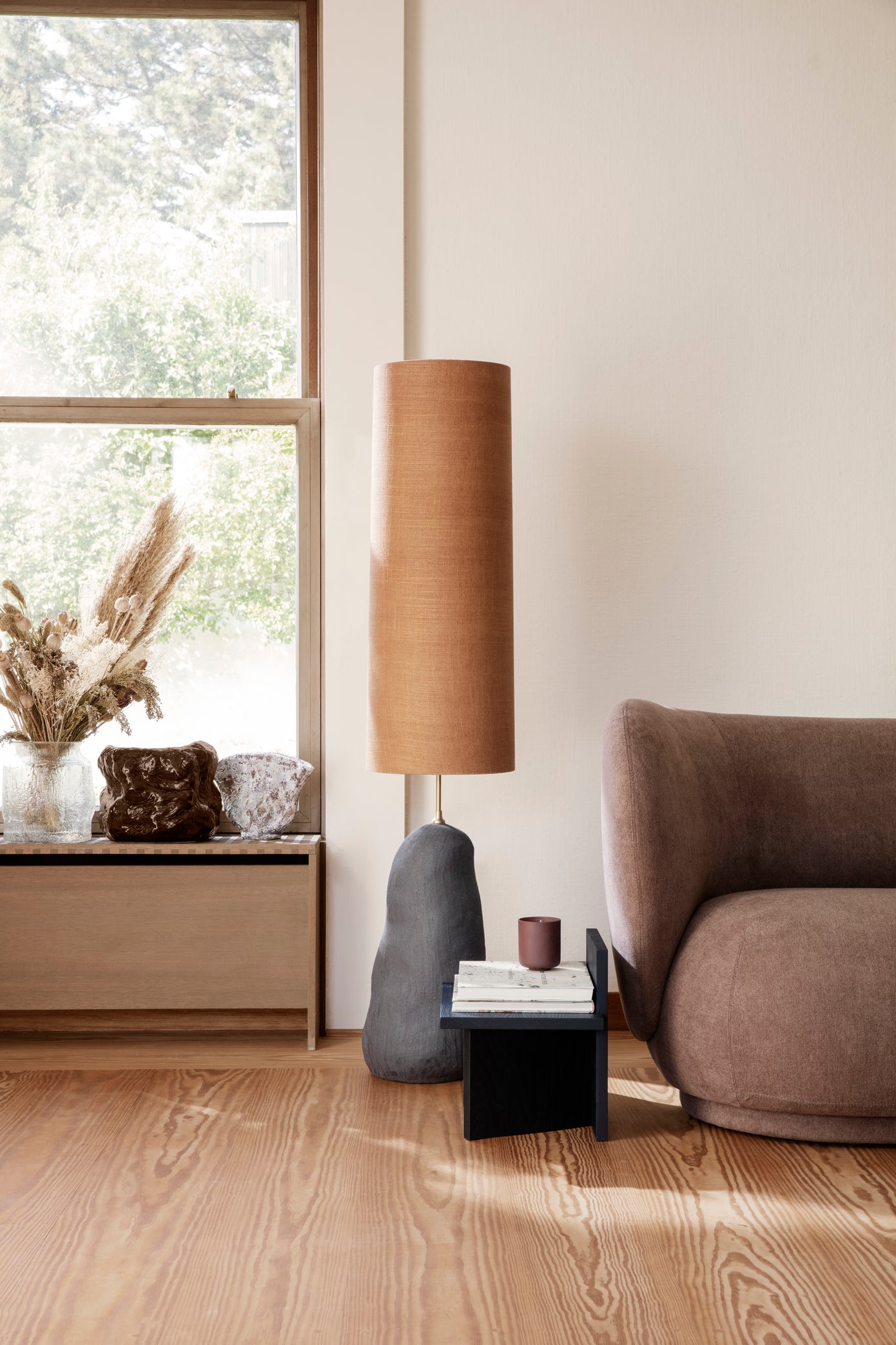 Hebe floor lamp base | Ceramic | Dark grey or Off-white - Lifestory