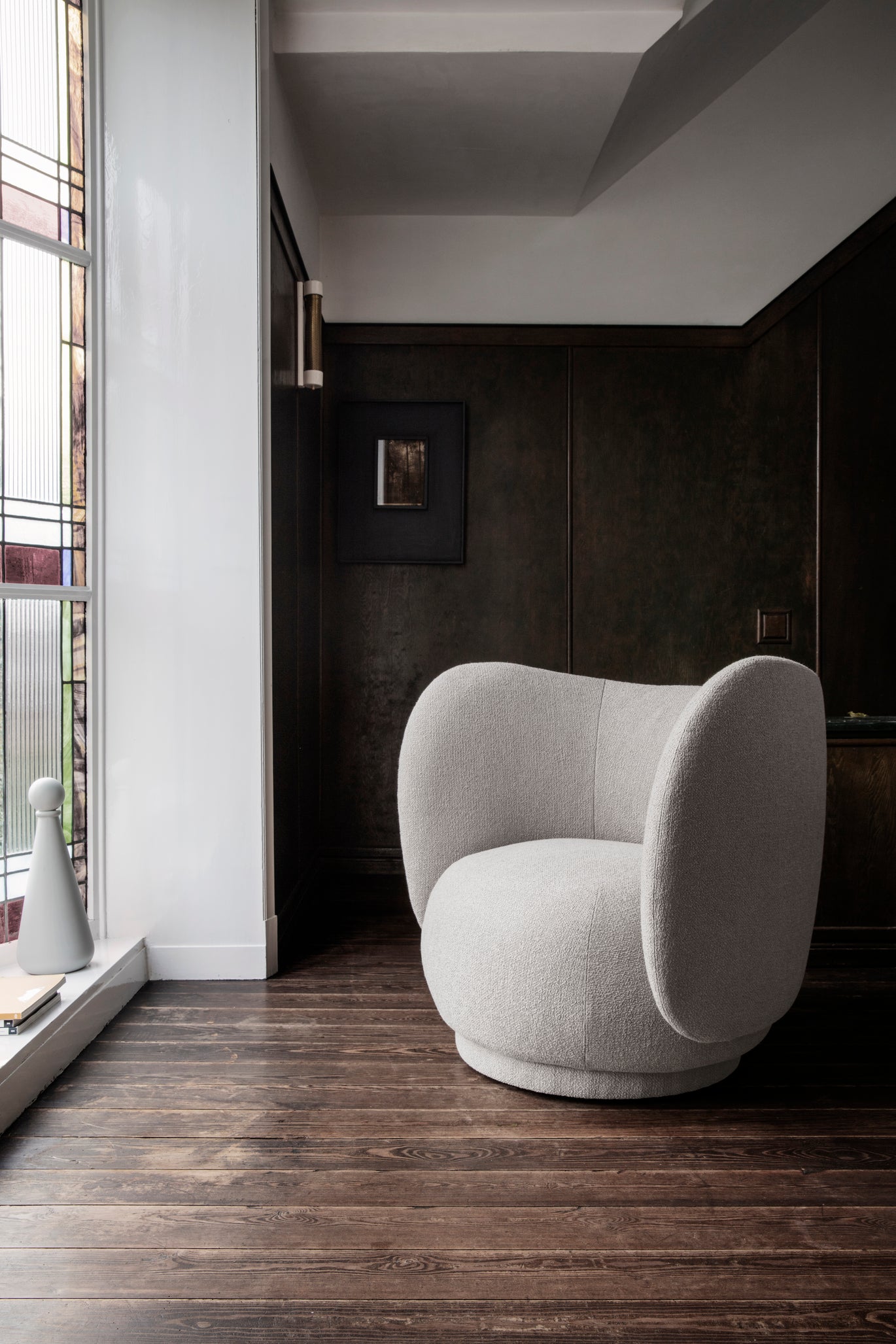 Rico Lounge Chair with Swivel Base | Armchair | in Bouclé fabric - Lifestory - ferm Living