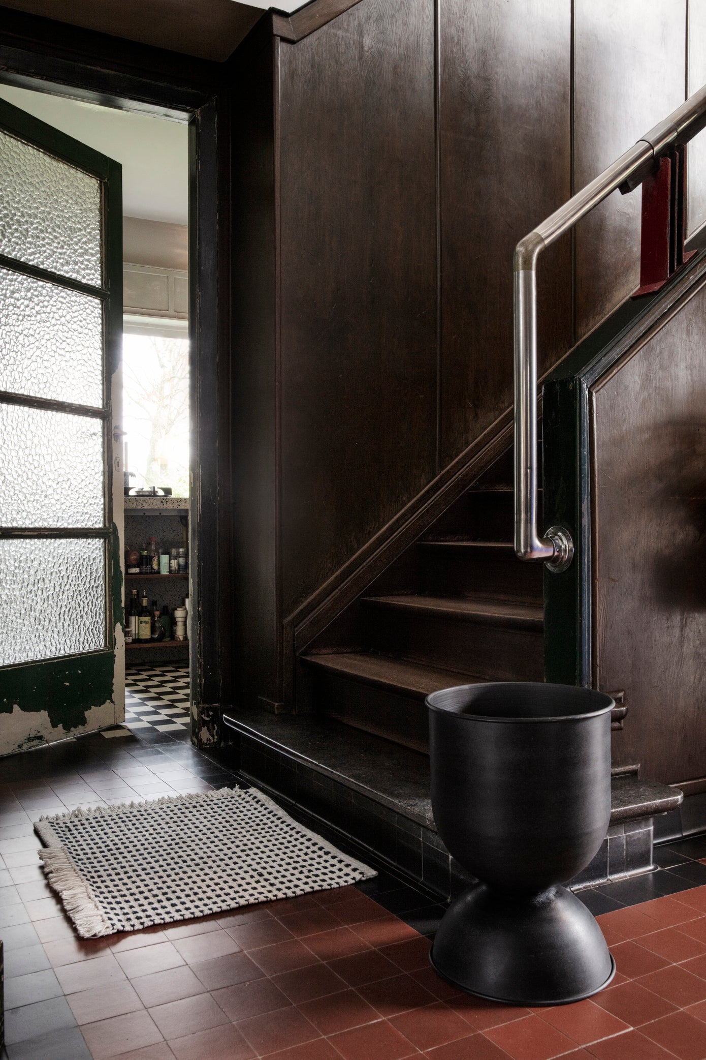 Hourglass Plant Pot | Medium | Black | by ferm Living - Lifestory