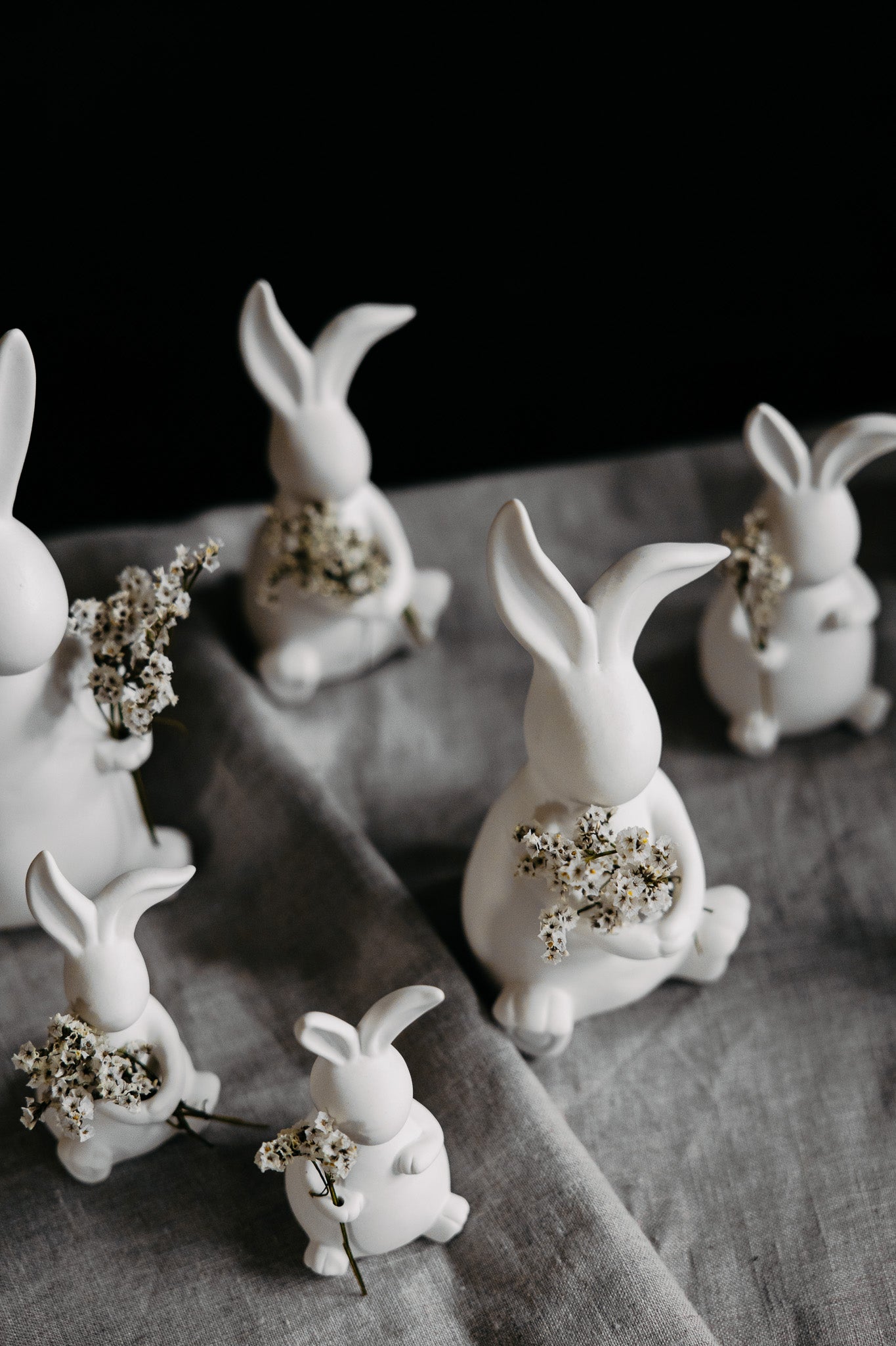 Various sizes of the ceramic Emilia rabbit ornament with flowers from Storefactory
