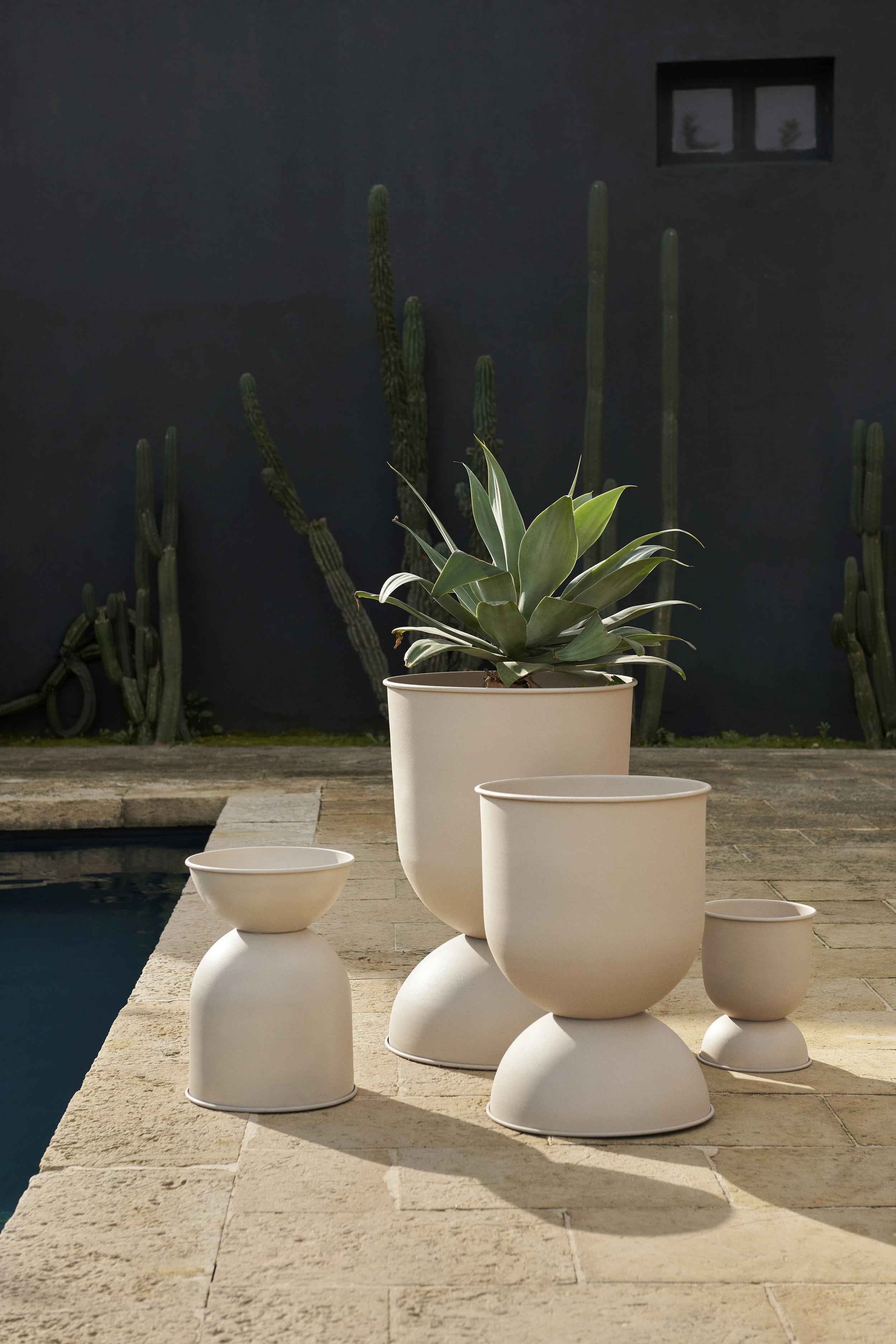 Ferm Living Hourglass Plant Pot Medium in Rust - Lifestory