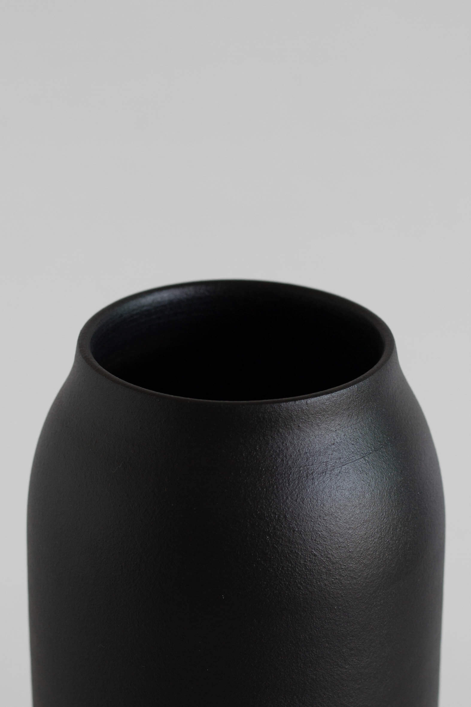 The Island Collection 01 Vase | Black | Handmade Earthenware | by O Cactuu - Lifestory - O Cactuu