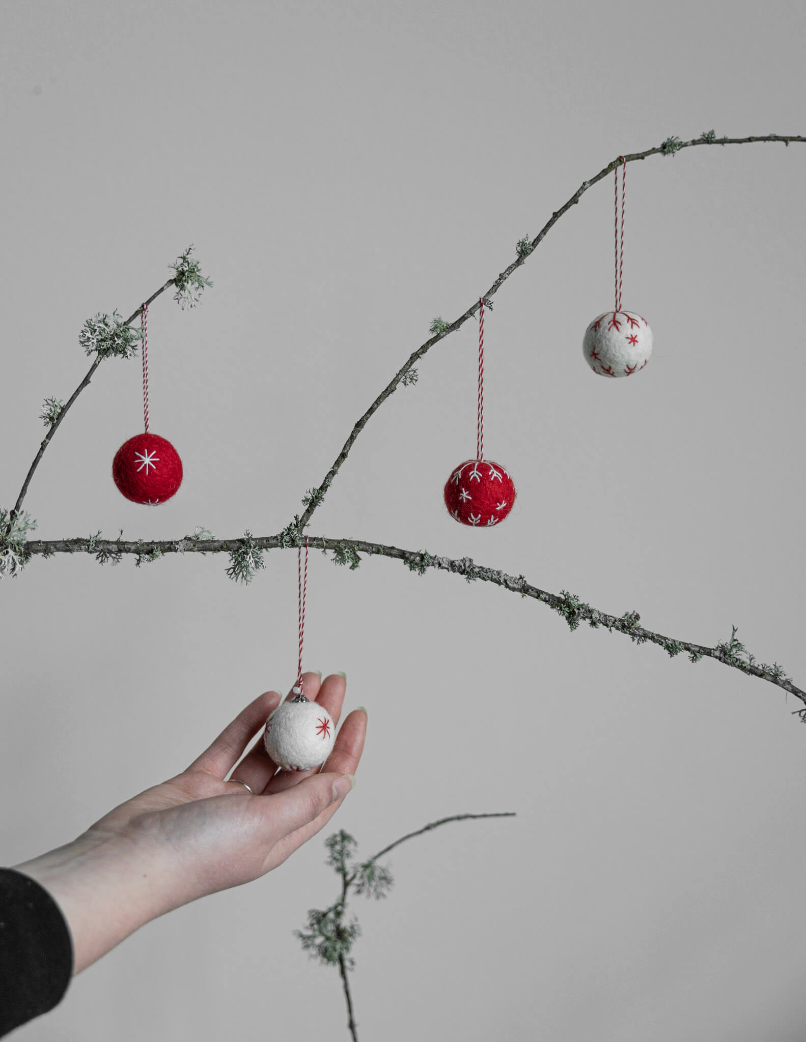 Kullinge Decoration | White or Red | Fairtrade Wool | by Storefactory - Lifestory
