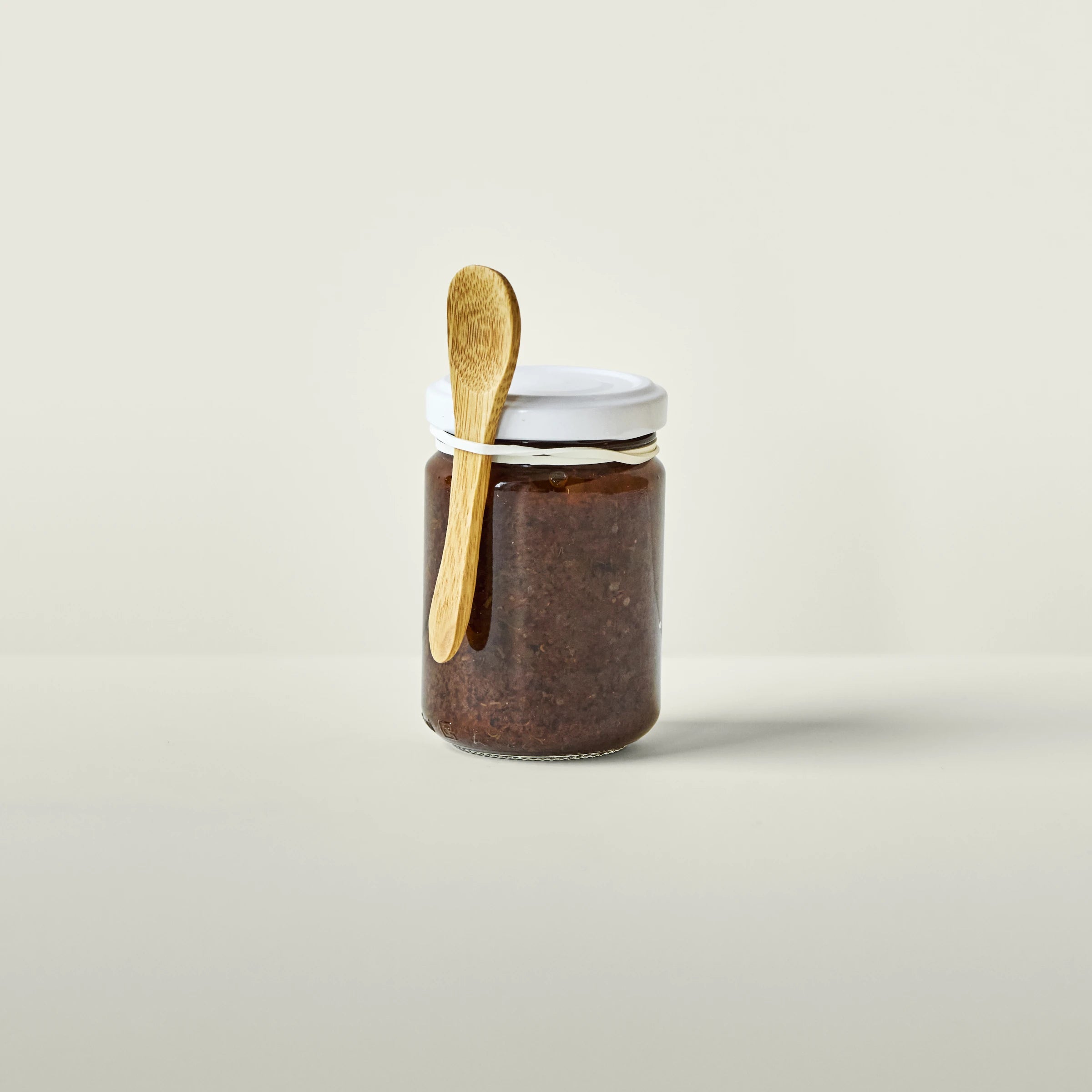 Nicolas Vahé Bamboo Spoon with White Rubber Band around a jar of chutney