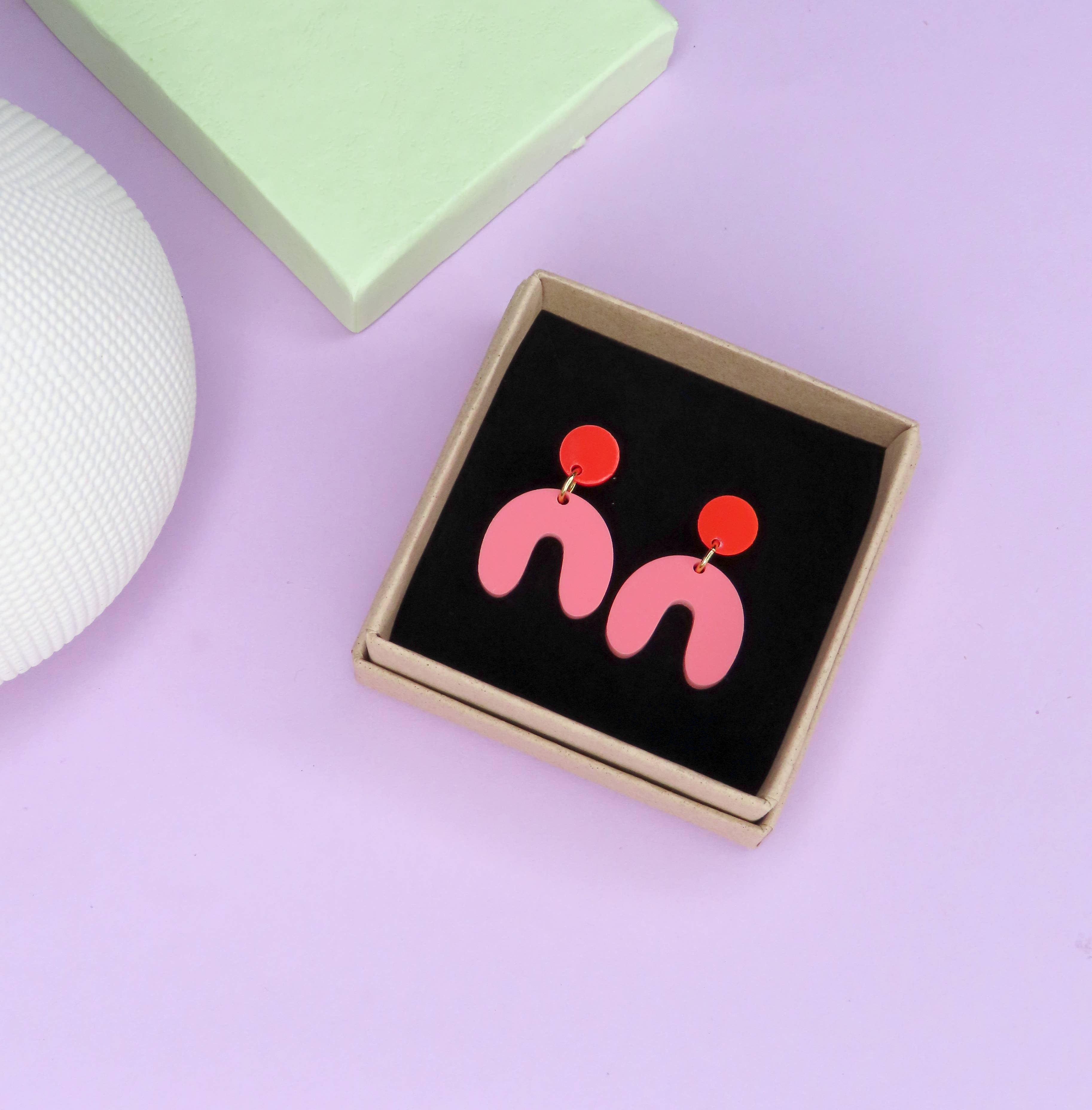 Niemalsmehrohne Arch Bow Earrings in Acrylic - Lifestory
