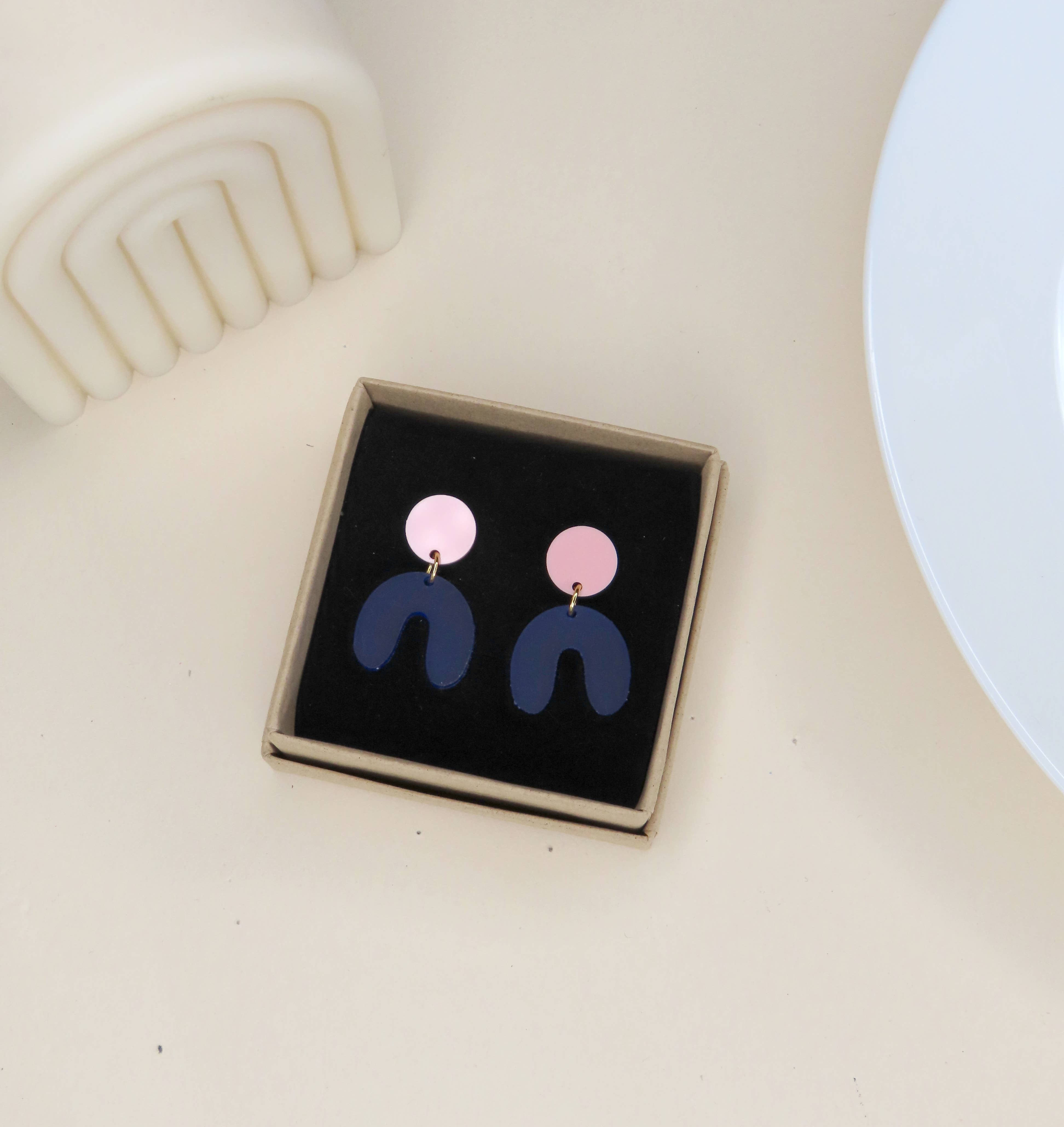 Niemalsmehrohne Arch Bow Earrings in Acrylic - Lifestory