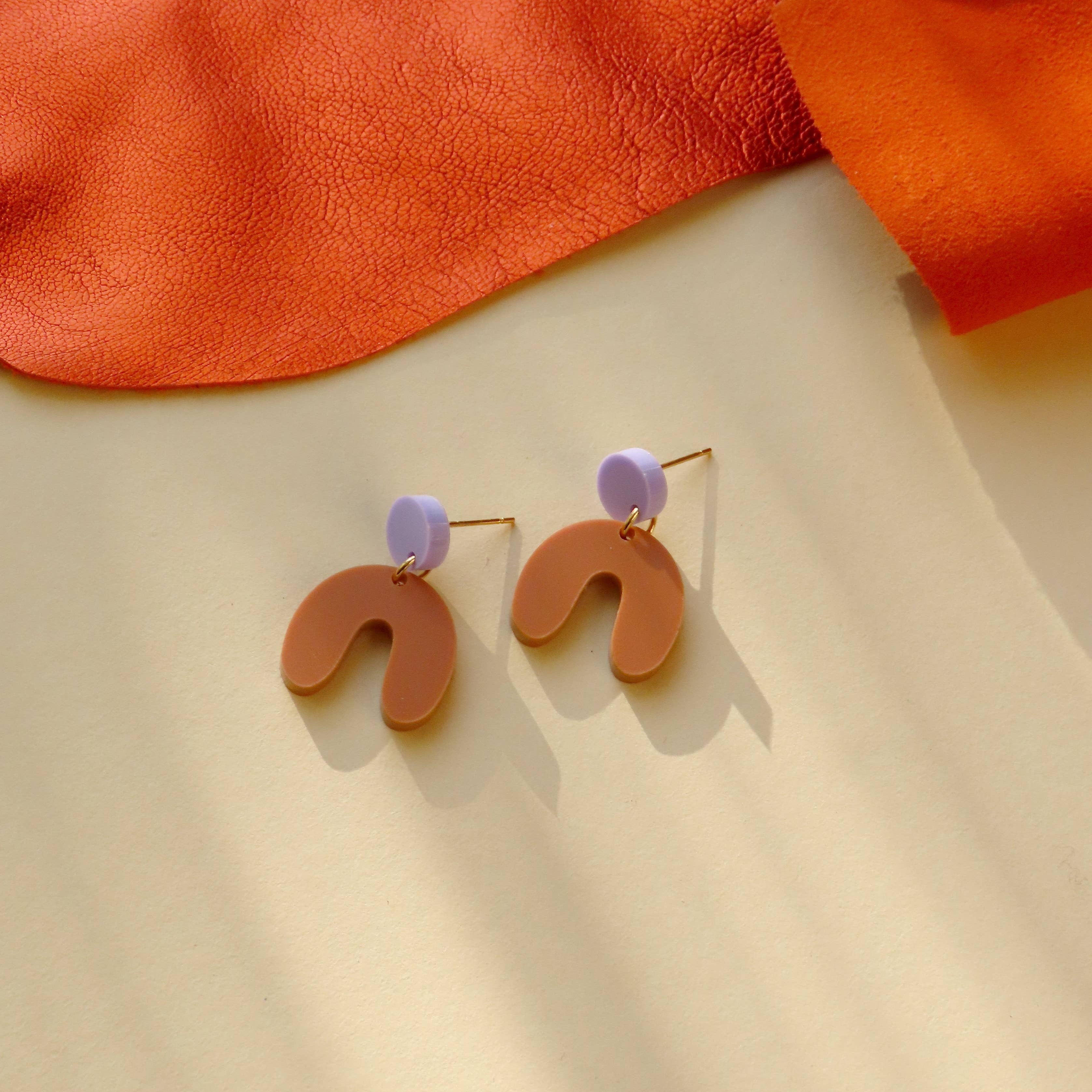 Niemalsmehrohne Arch Bow Earrings in Acrylic - Lifestory