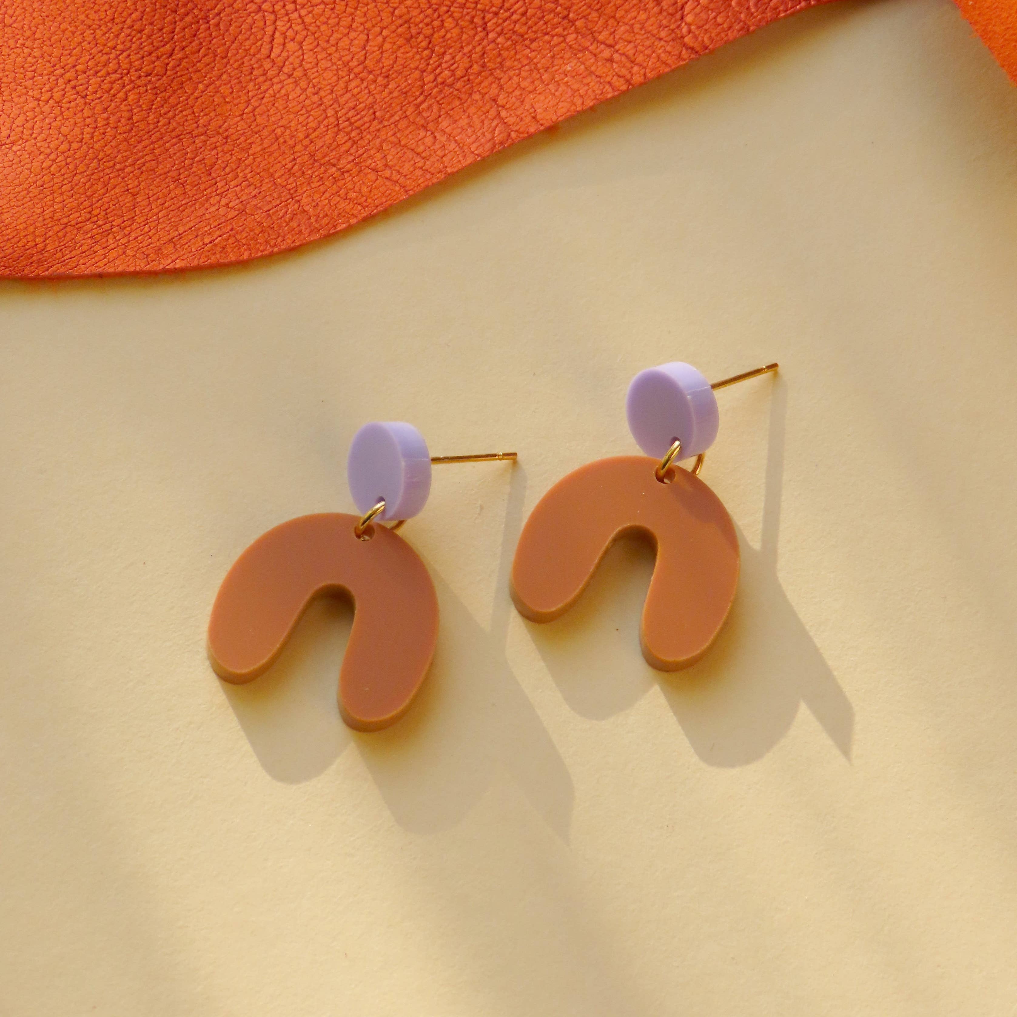 Niemalsmehrohne Arch Bow Earrings in Acrylic - Lifestory