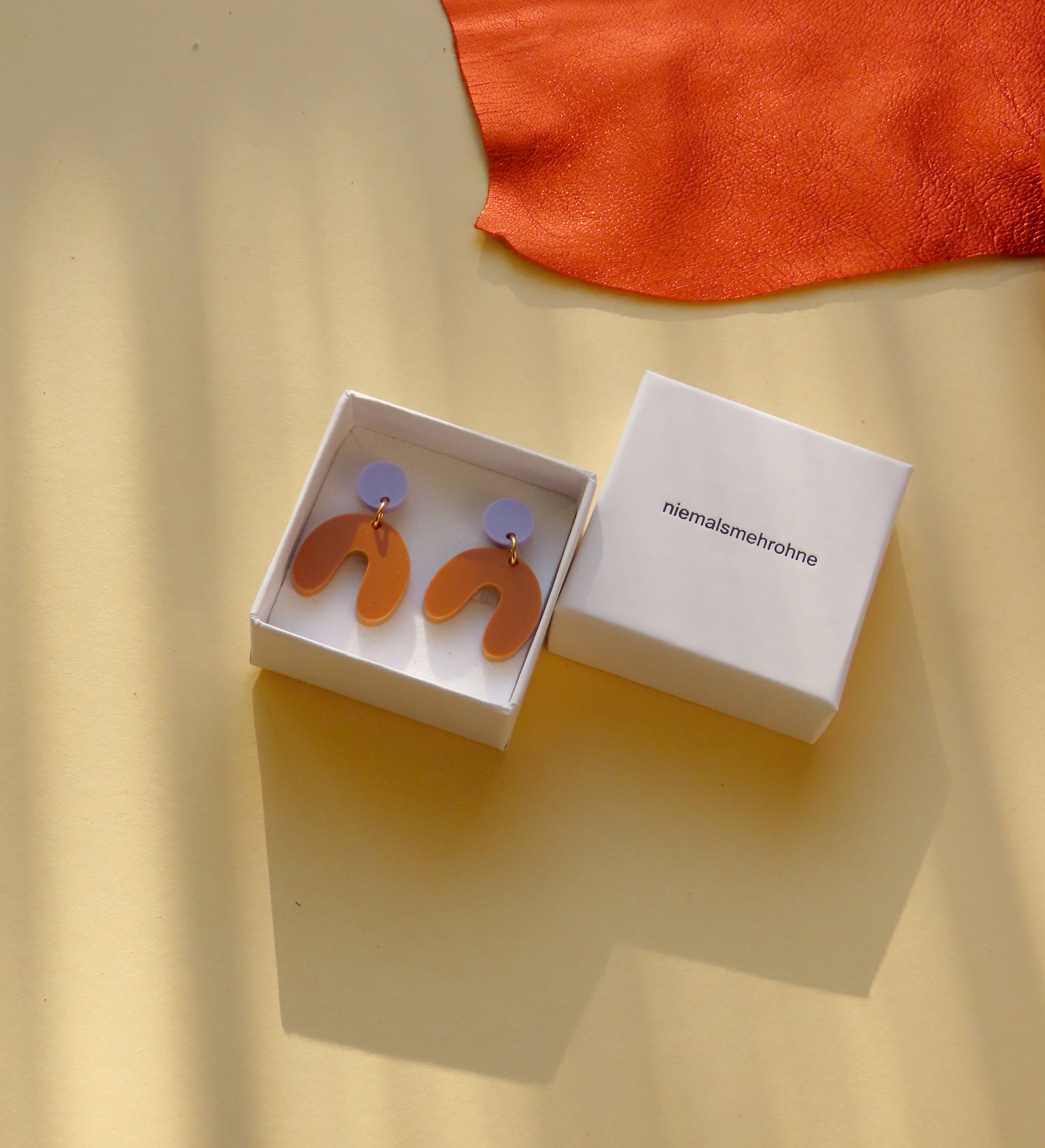 Niemalsmehrohne Arch Bow Earrings in Acrylic - Lifestory