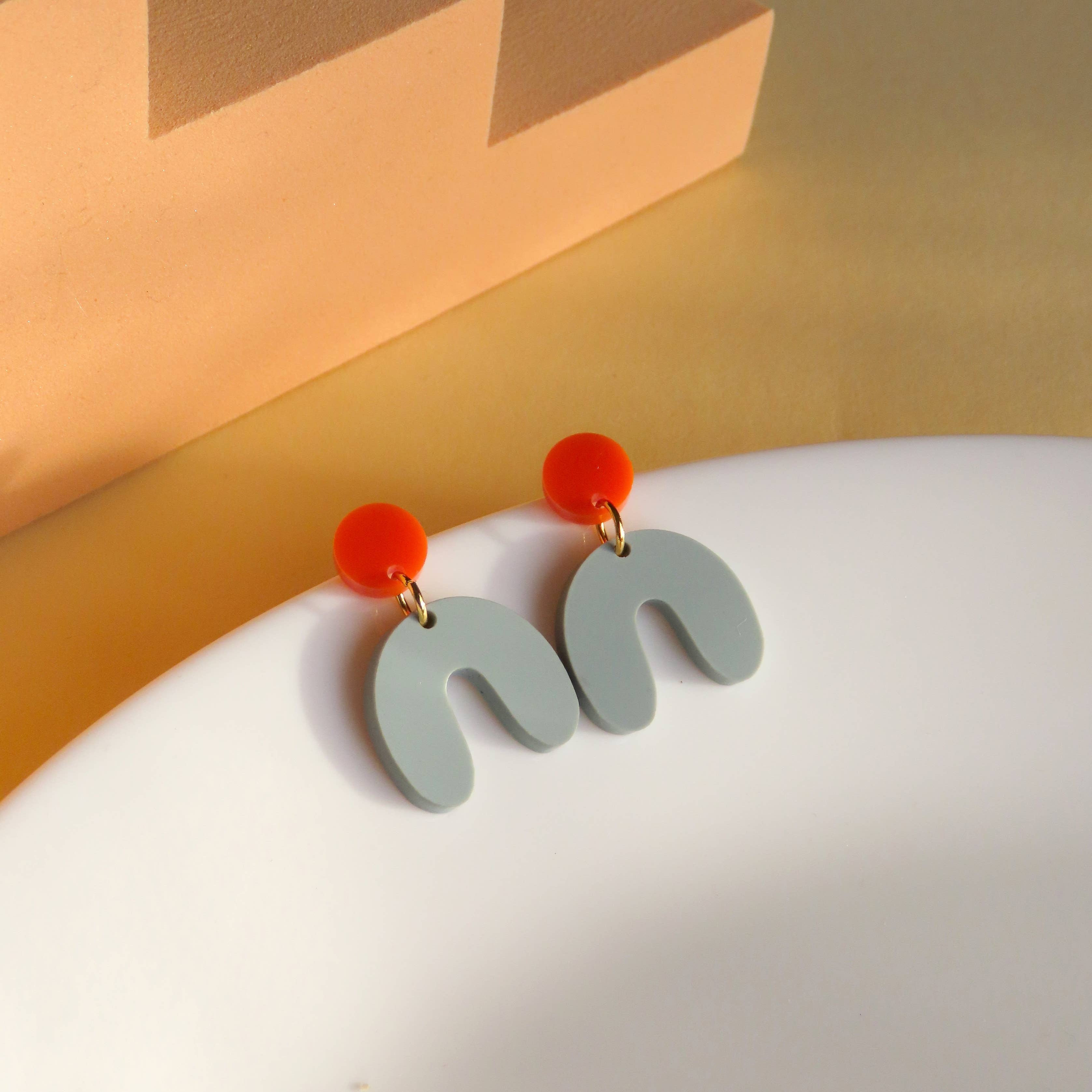 Niemalsmehrohne Arch Bow Earrings in Acrylic - Lifestory
