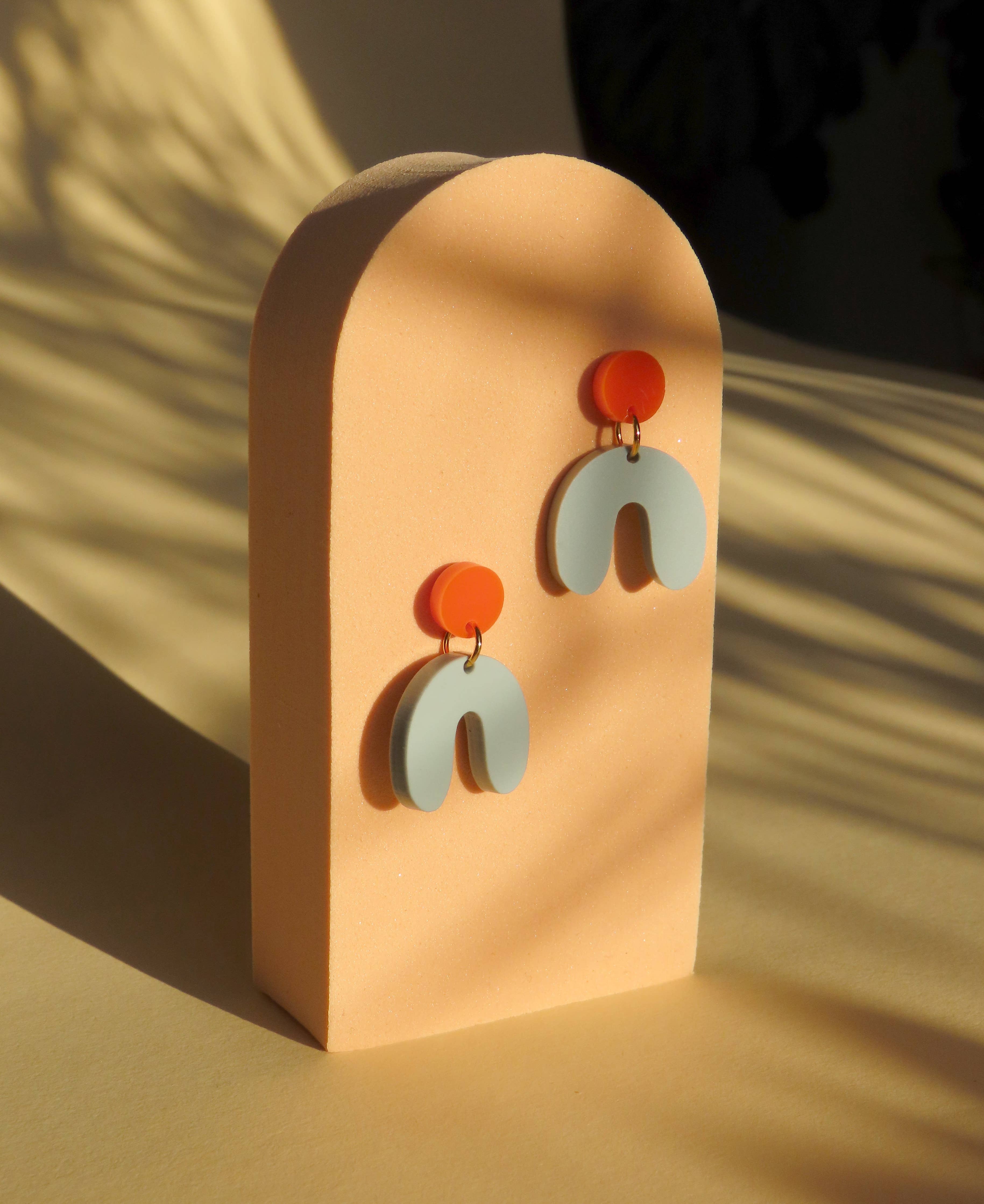 Niemalsmehrohne Arch Bow Earrings in Acrylic - Lifestory