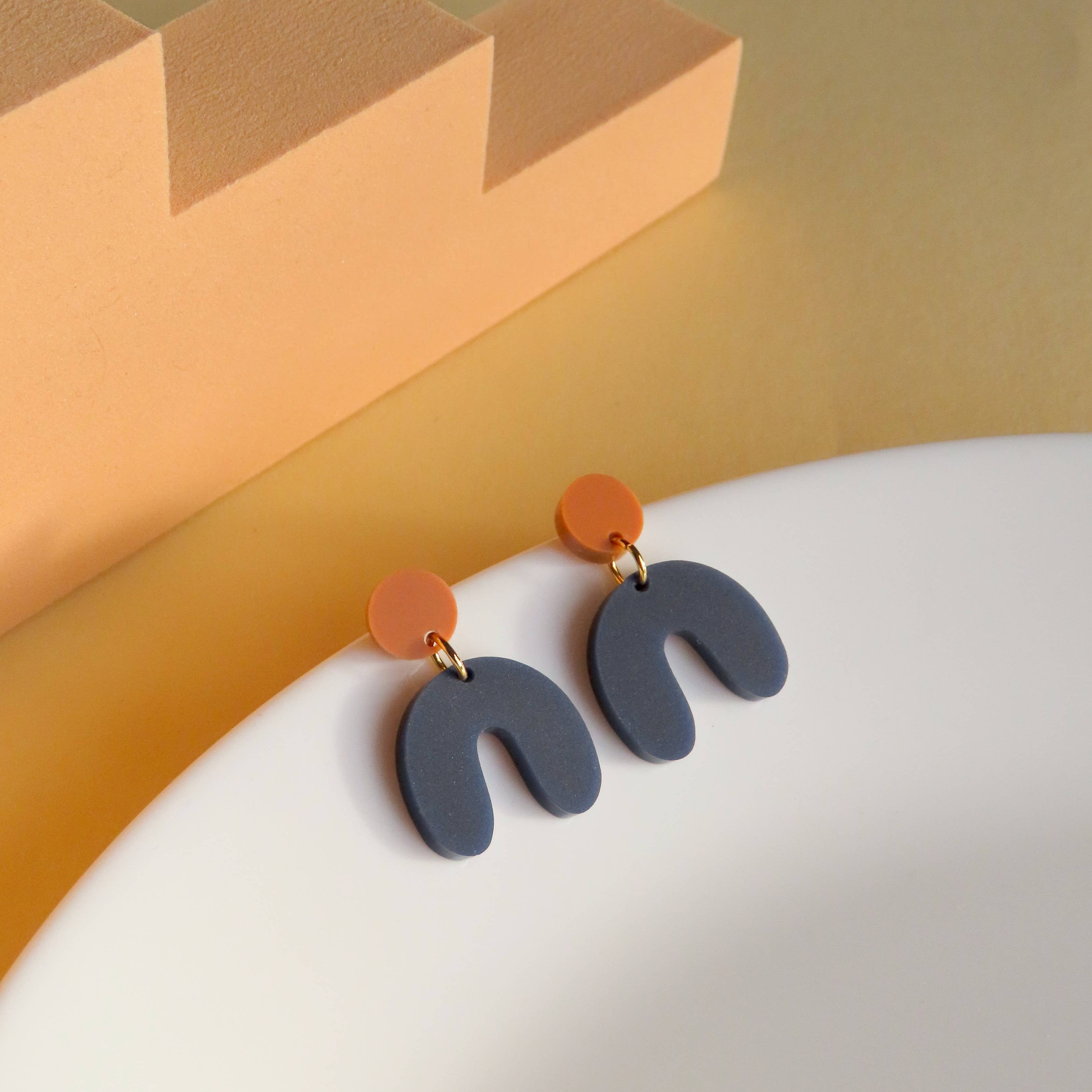 Niemalsmehrohne Arch Bow Earrings in Acrylic - Lifestory