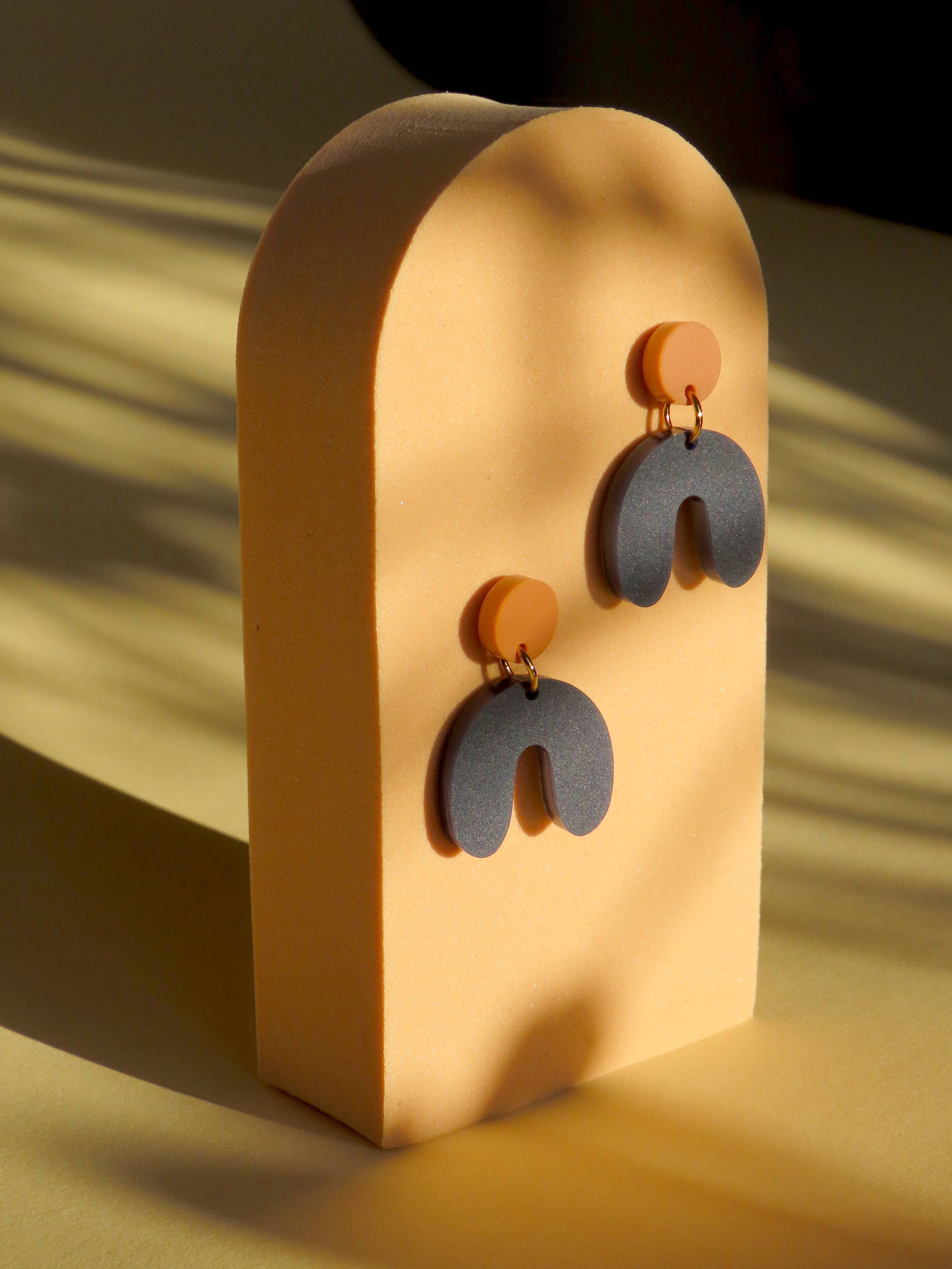 Niemalsmehrohne Arch Bow Earrings in Acrylic - Lifestory