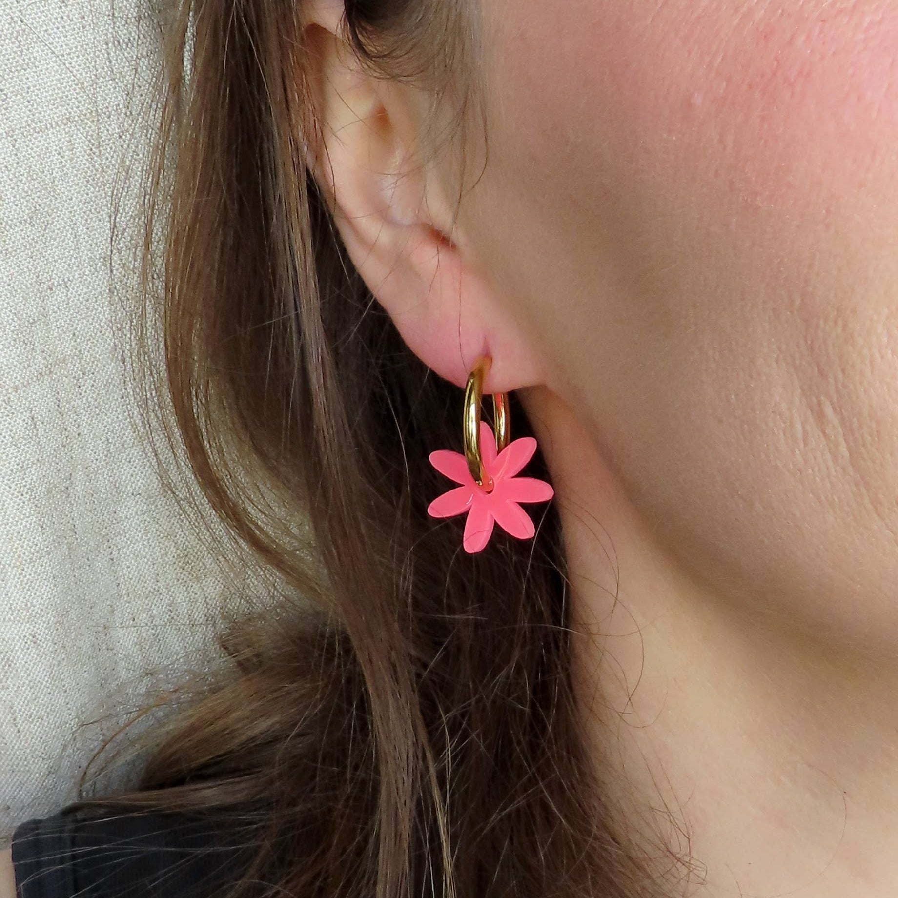 Niemalsmehrohne Margarite Flower Hoops in Acrylic - Lifestory