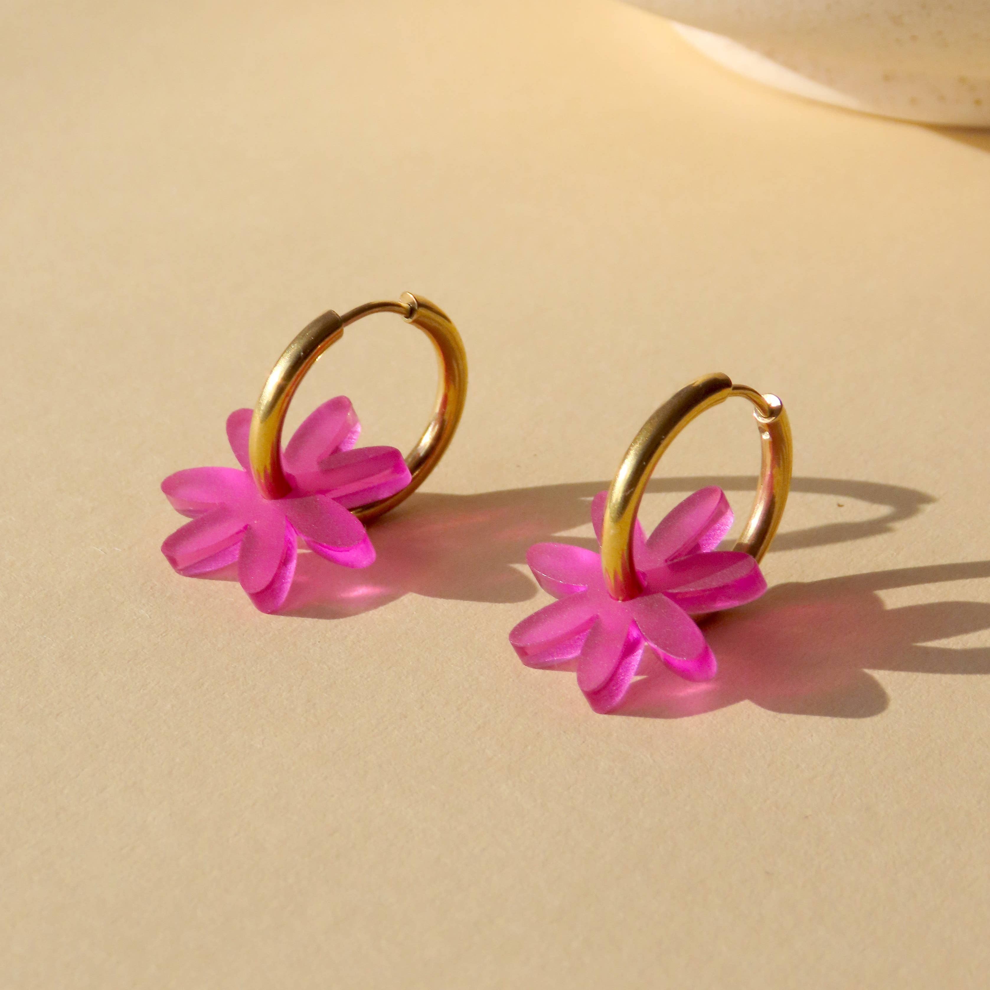 Niemalsmehrohne Margarite Flower Hoops in Acrylic - Lifestory
