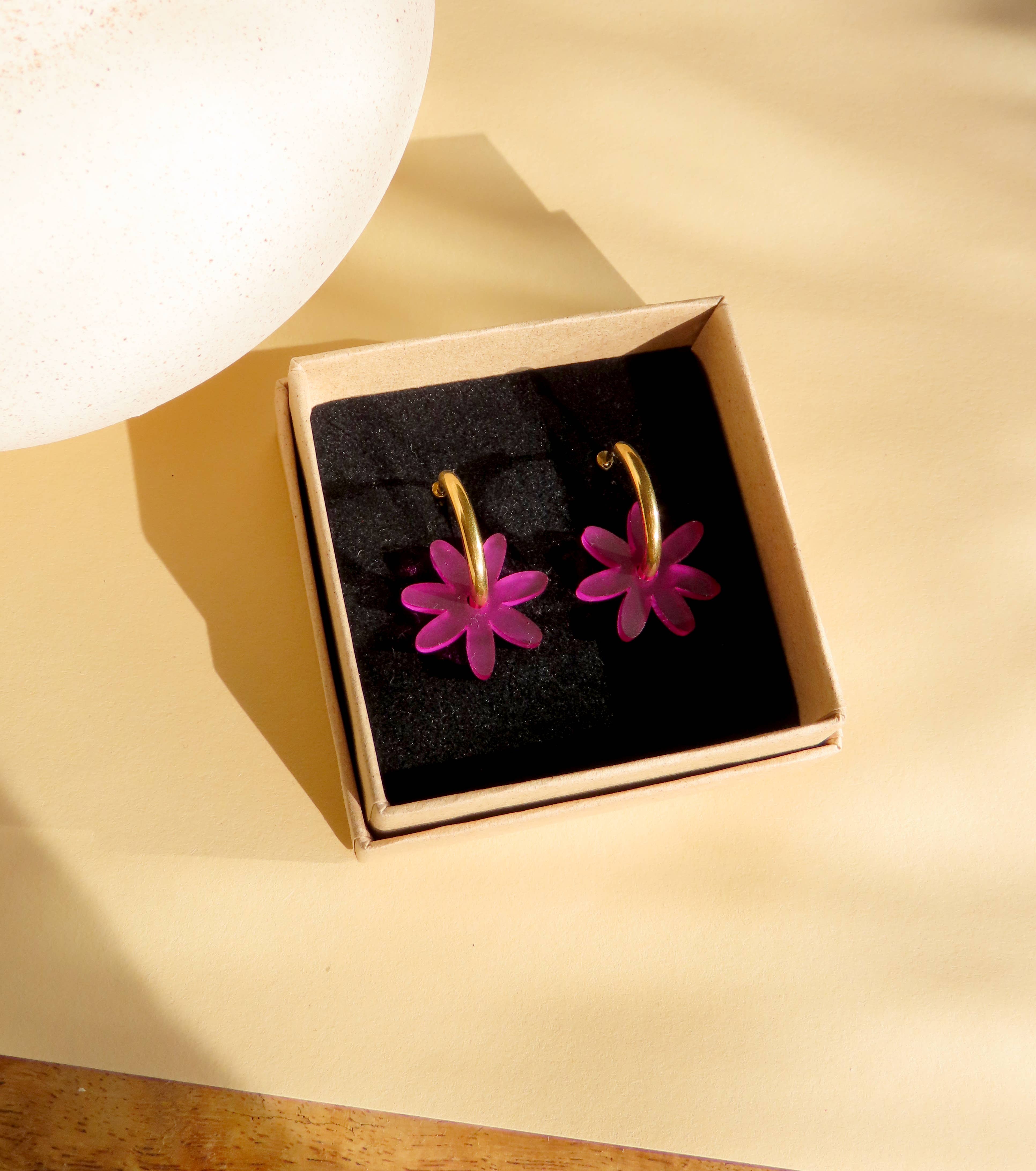 Niemalsmehrohne Margarite Flower Hoops in Acrylic - Lifestory