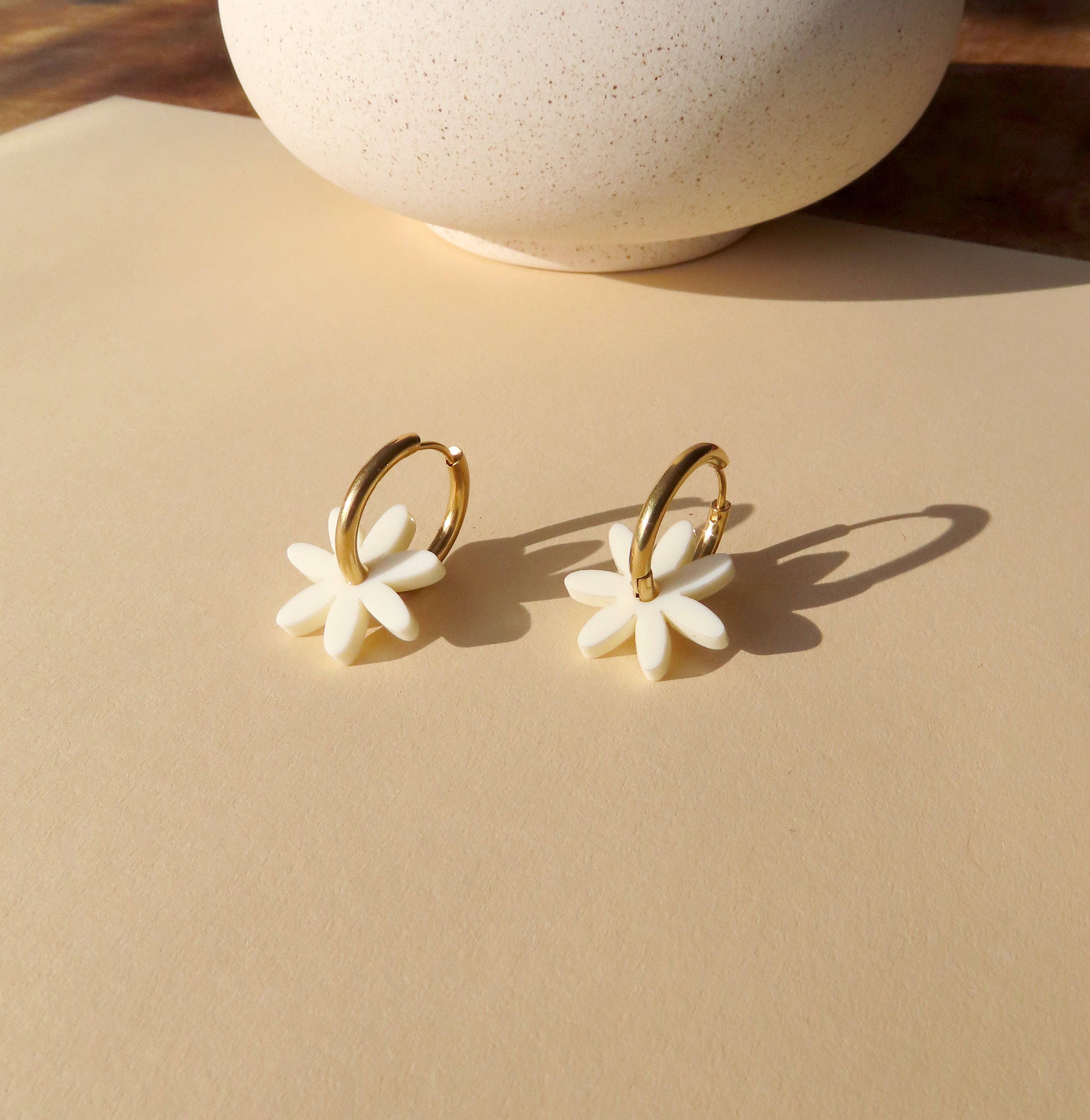 Niemalsmehrohne Margarite Flower Hoops in Acrylic - Lifestory