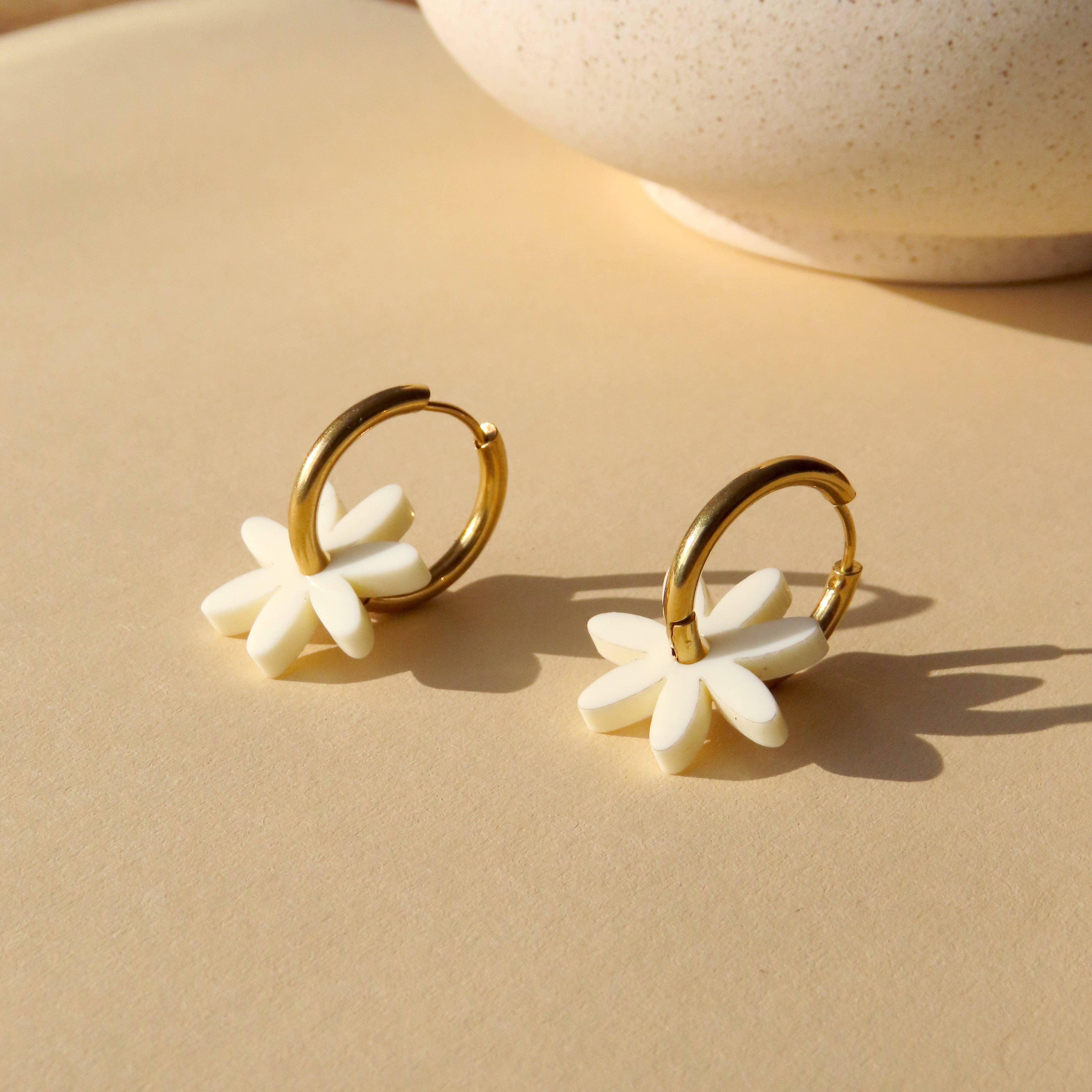 Niemalsmehrohne Margarite Flower Hoops in Acrylic - Lifestory