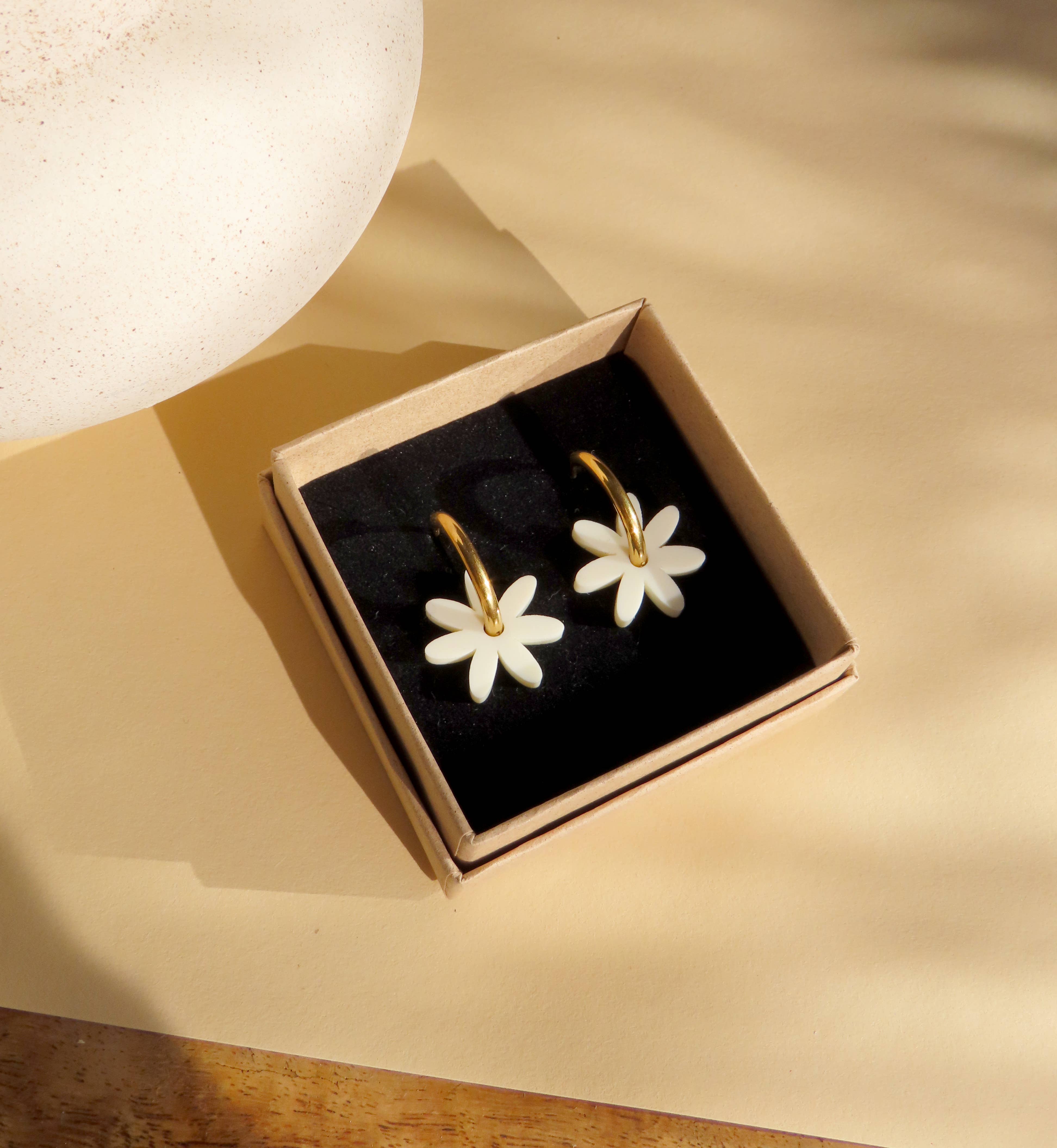 Niemalsmehrohne Margarite Flower Hoops in Acrylic - Lifestory