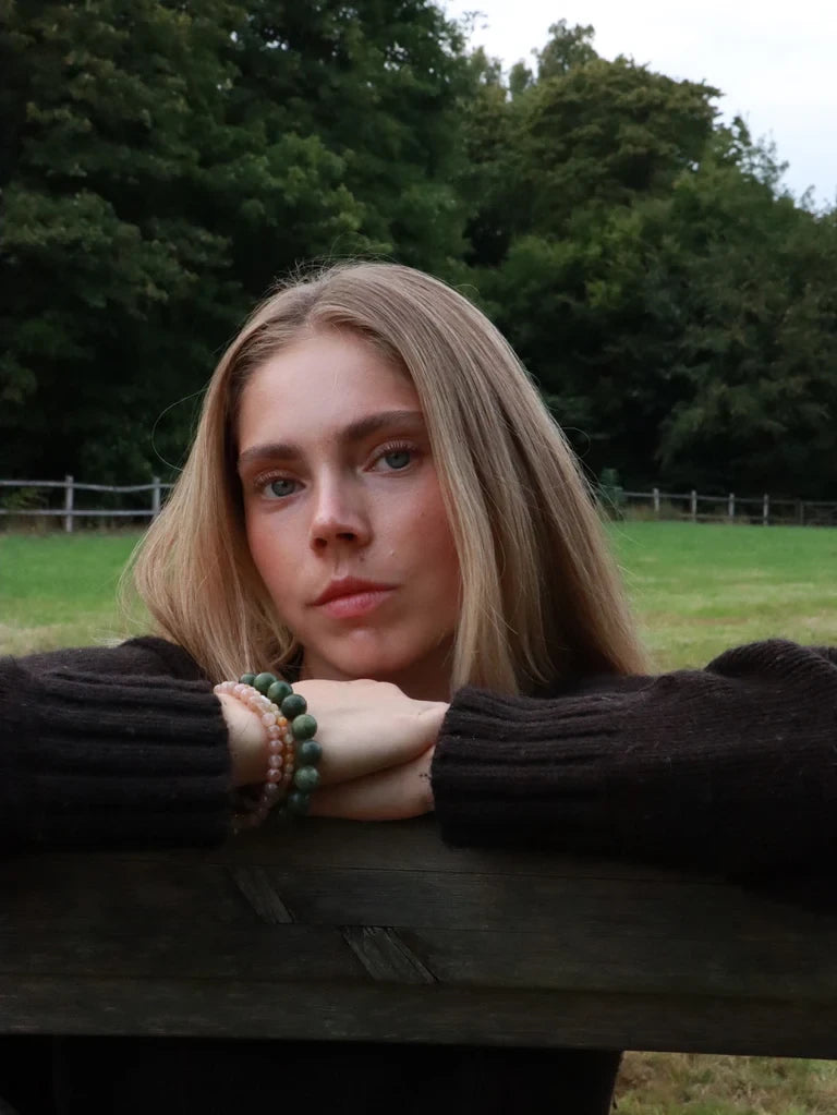 Woman wearing Soï Copenhagen chunky Southern Jade crystal stretch bracelet