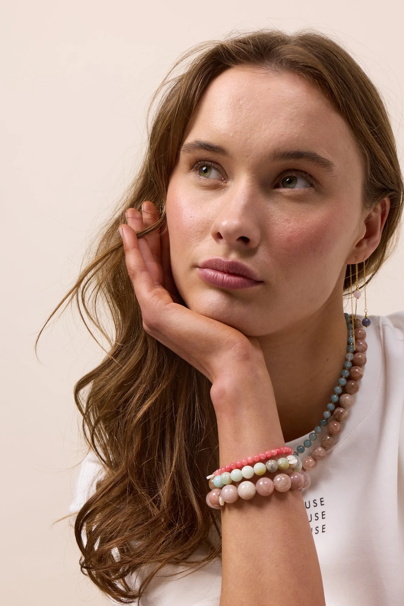 Woman wearing Soï Copenhagen chunky Sunstone crystal stretch bracelet