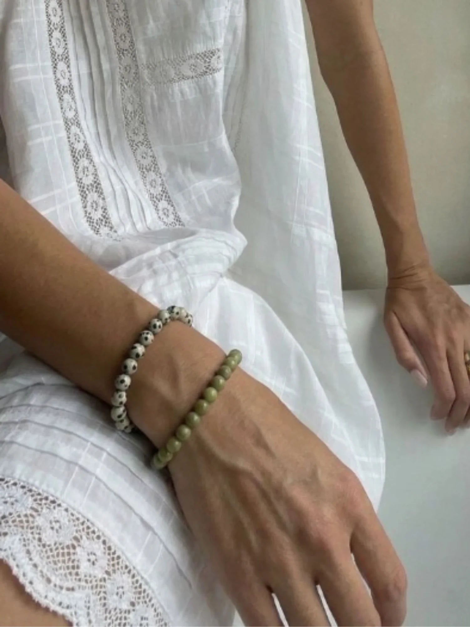 Woman wearing Soï Copenhagen essential Green Alashan Agate crystal stretch bracelet
