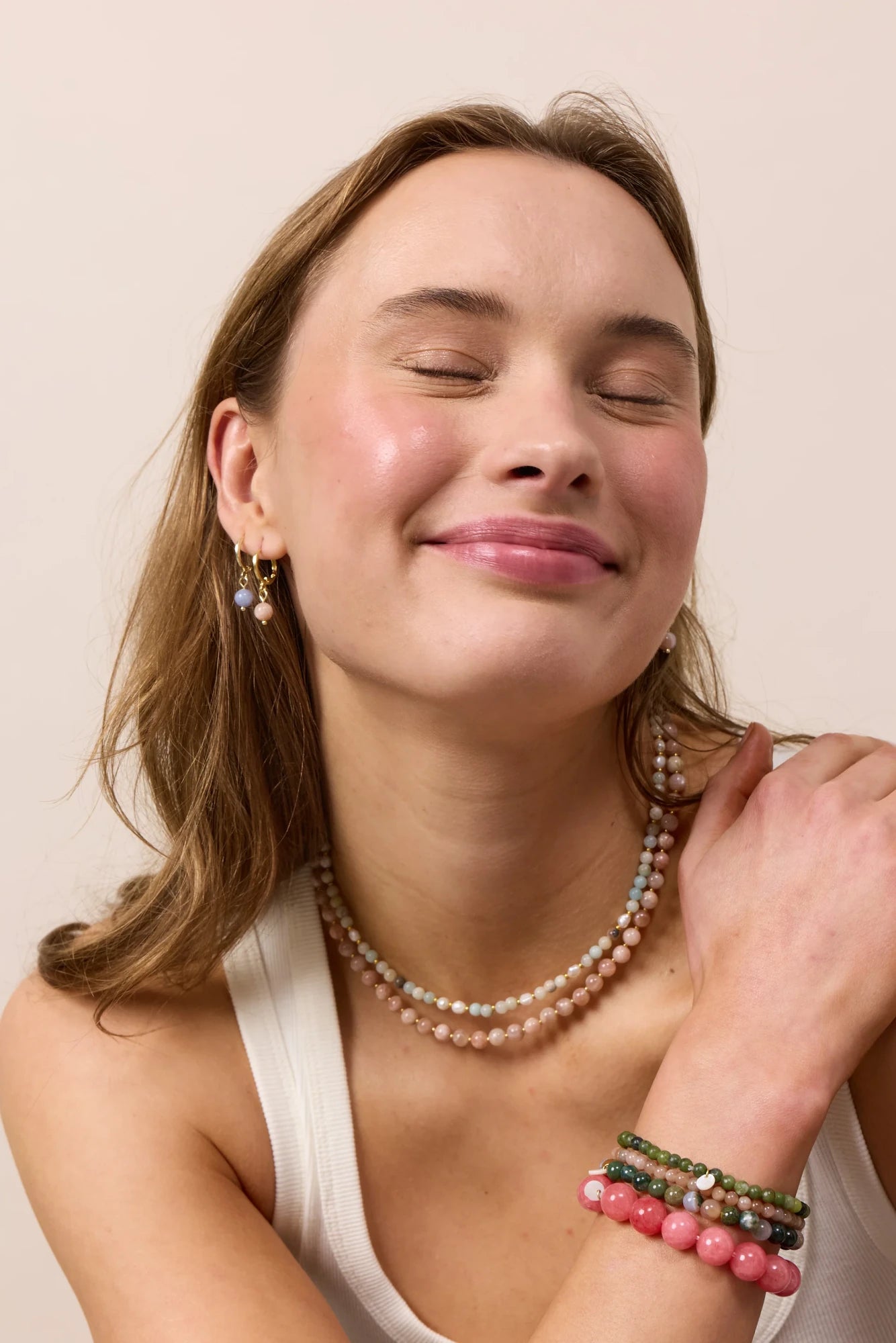 Woman wearing Soï Copenhagen Hailey necklace with Sunstone crystal beads in 18k gold
