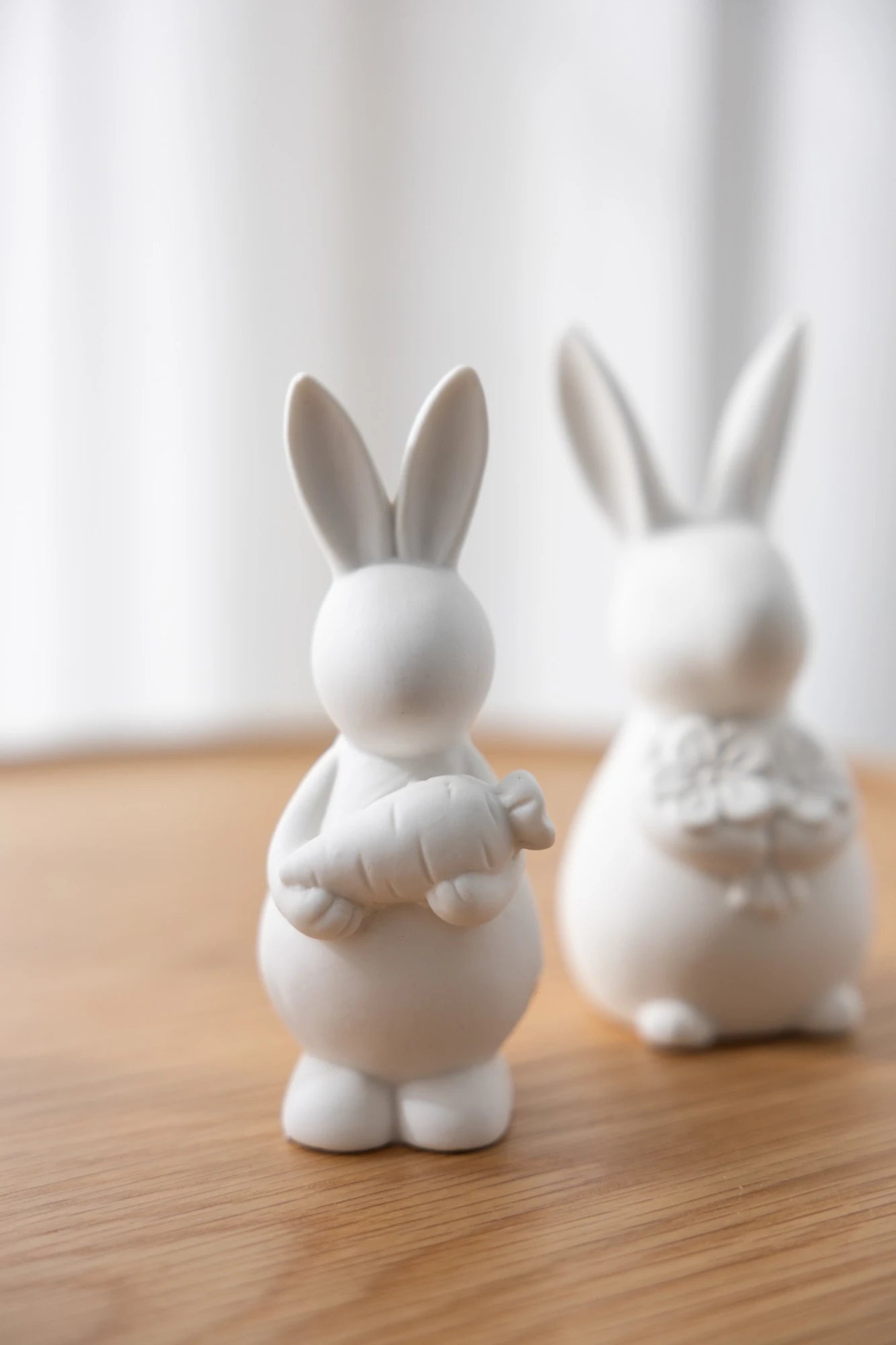 Storefactory 'Harry' Small  Ceramic Bunny with Carrot in Matte White - Lifestory
