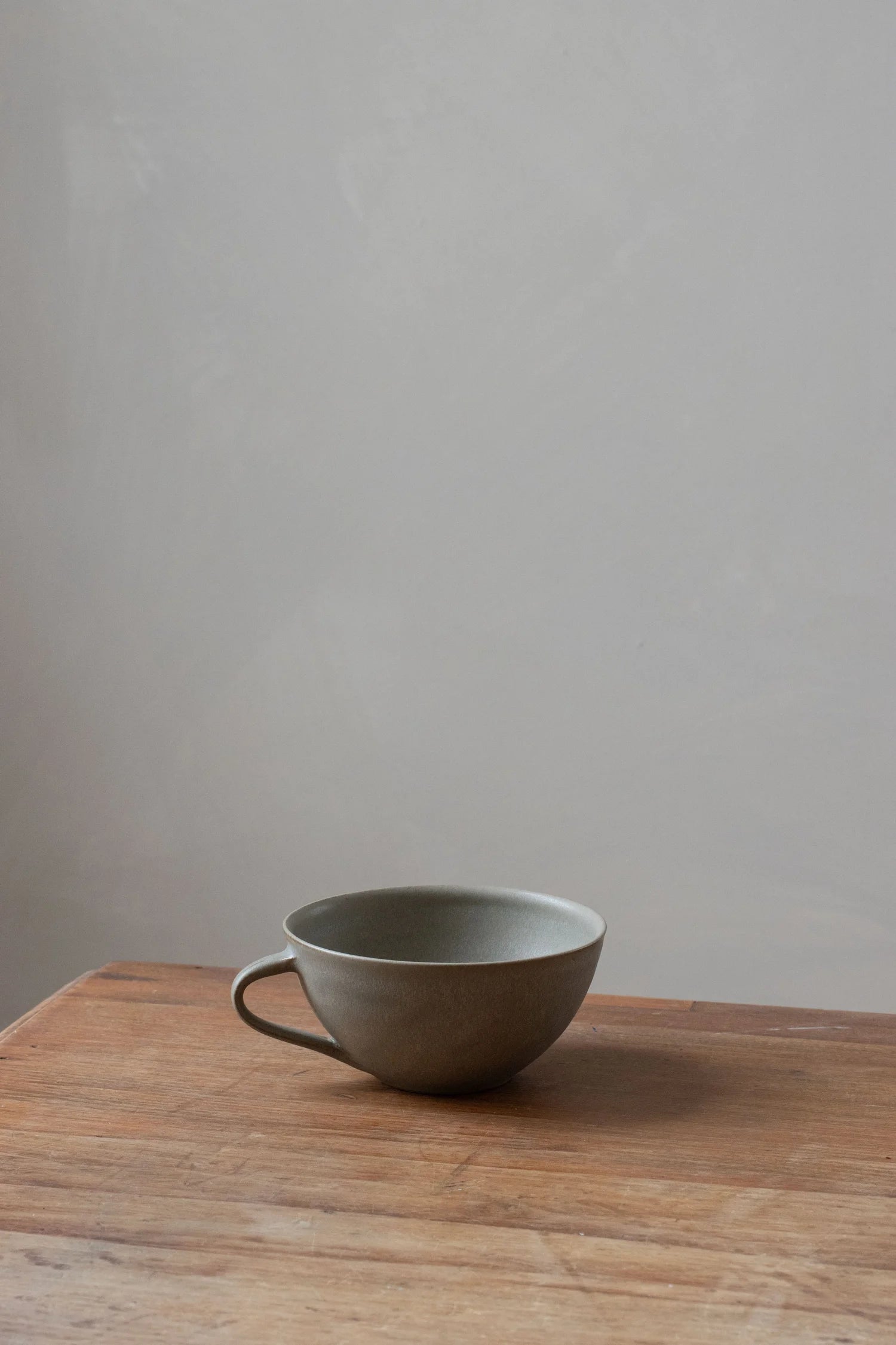 Curved Cup | Feather Grey | by Borja Moronta