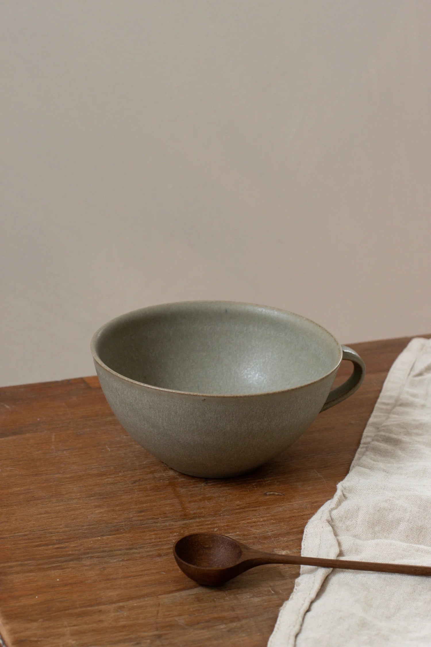 Curved Cup | Feather Grey | by Borja Moronta