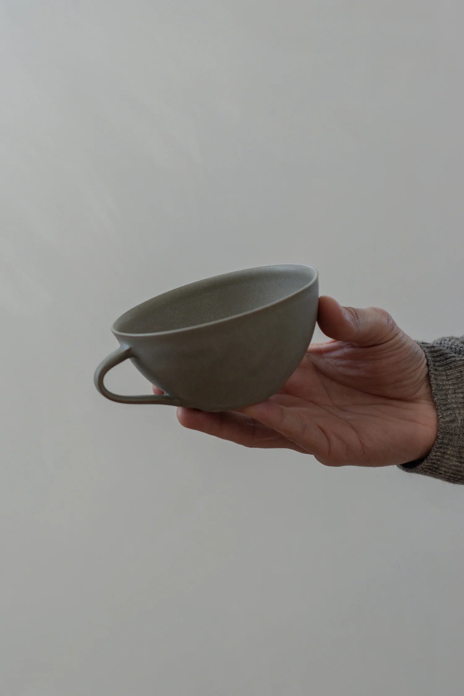 Curved Cup | Feather Grey | by Borja Moronta