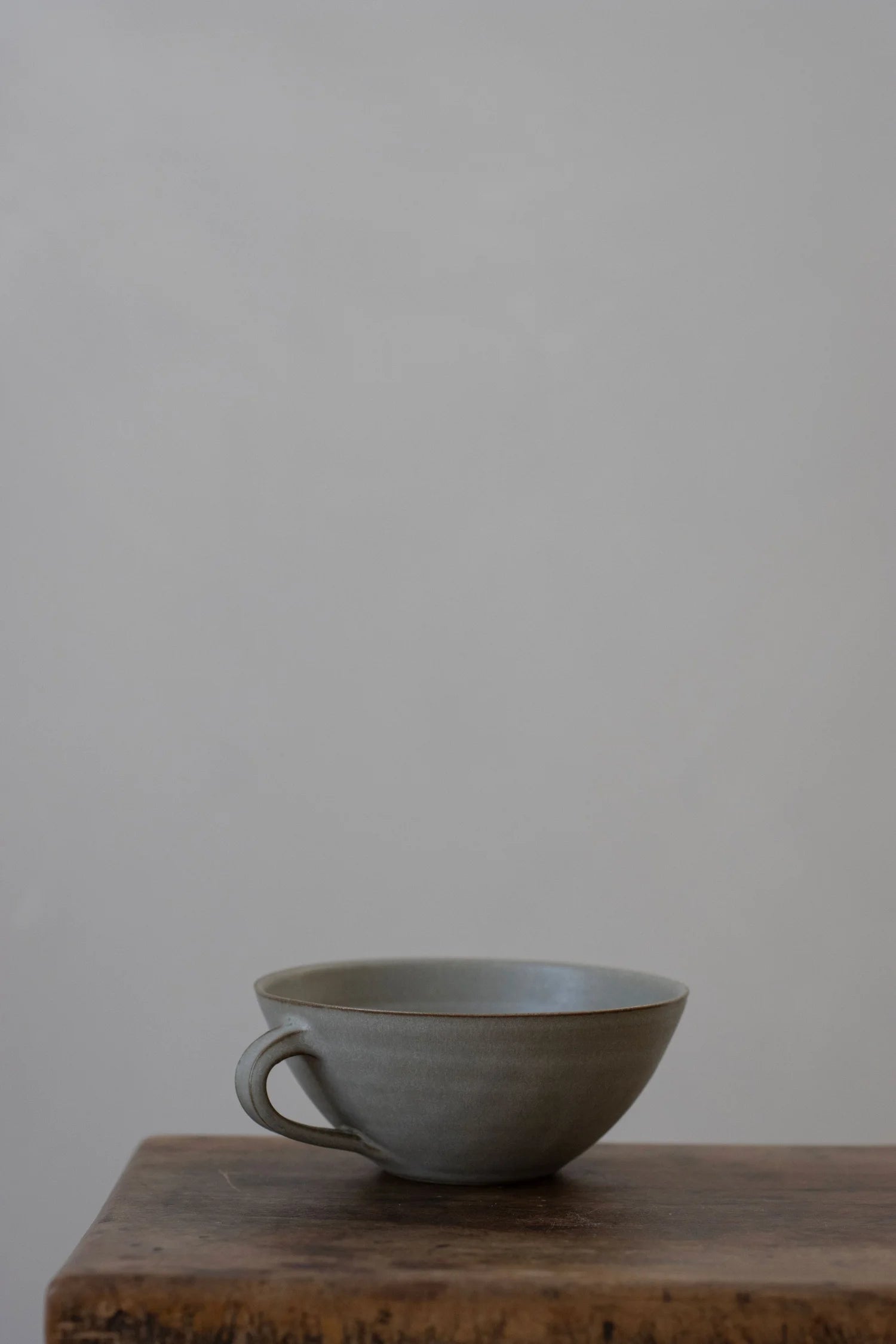 Curved Cup | Feather Grey | by Borja Moronta - Lifestory