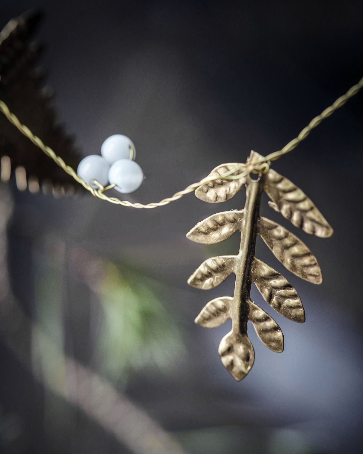 Leaf Garland | Golden & White | Brass & Wood | by House Doctor - Lifestory