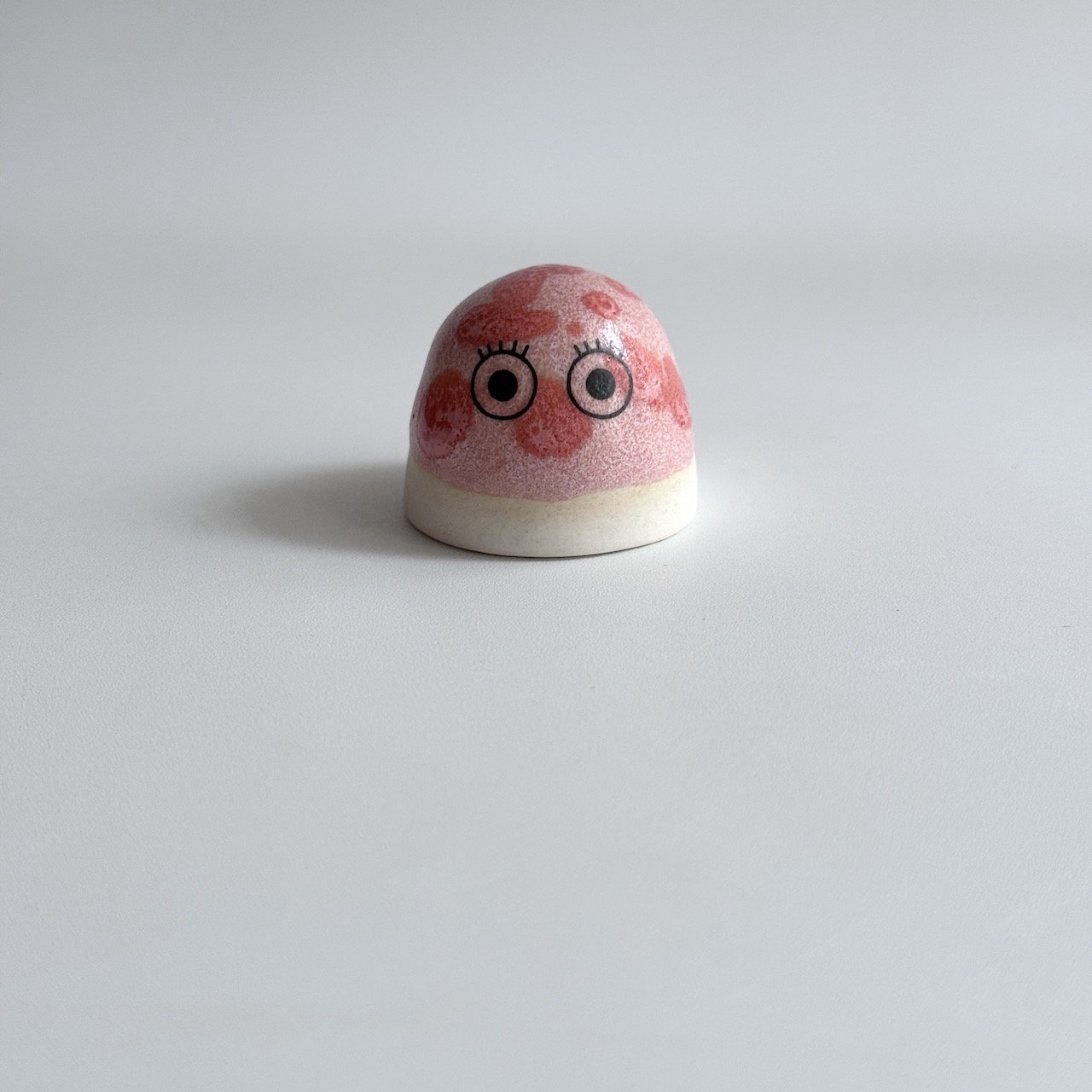 Familia Figurine | Dot | Strawberry | by Studio Arhoj